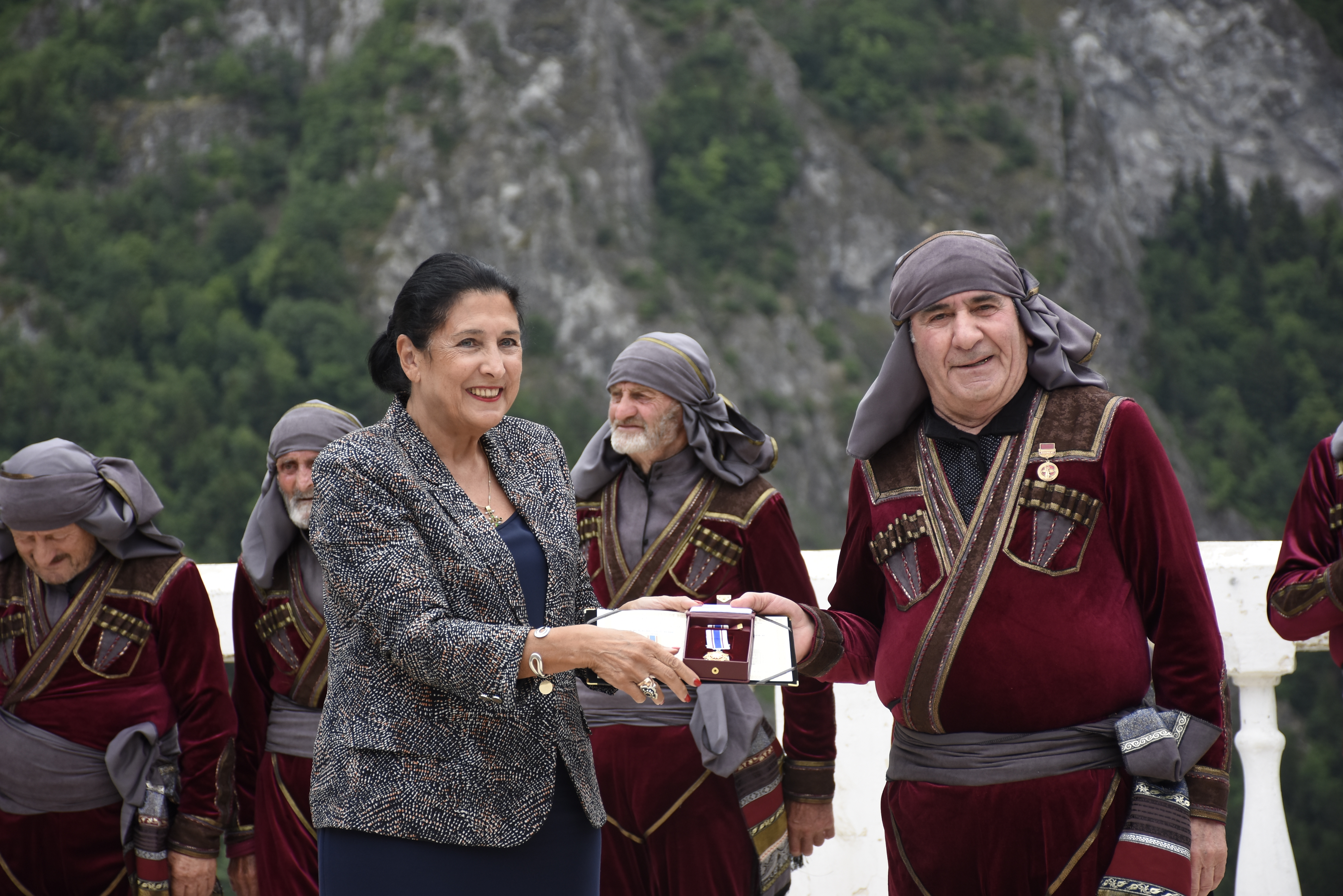 ანსამბლ ''ბერმუხას'' სრულ შემადგენლობას „ღირსების ორდენები“ გადასცეს