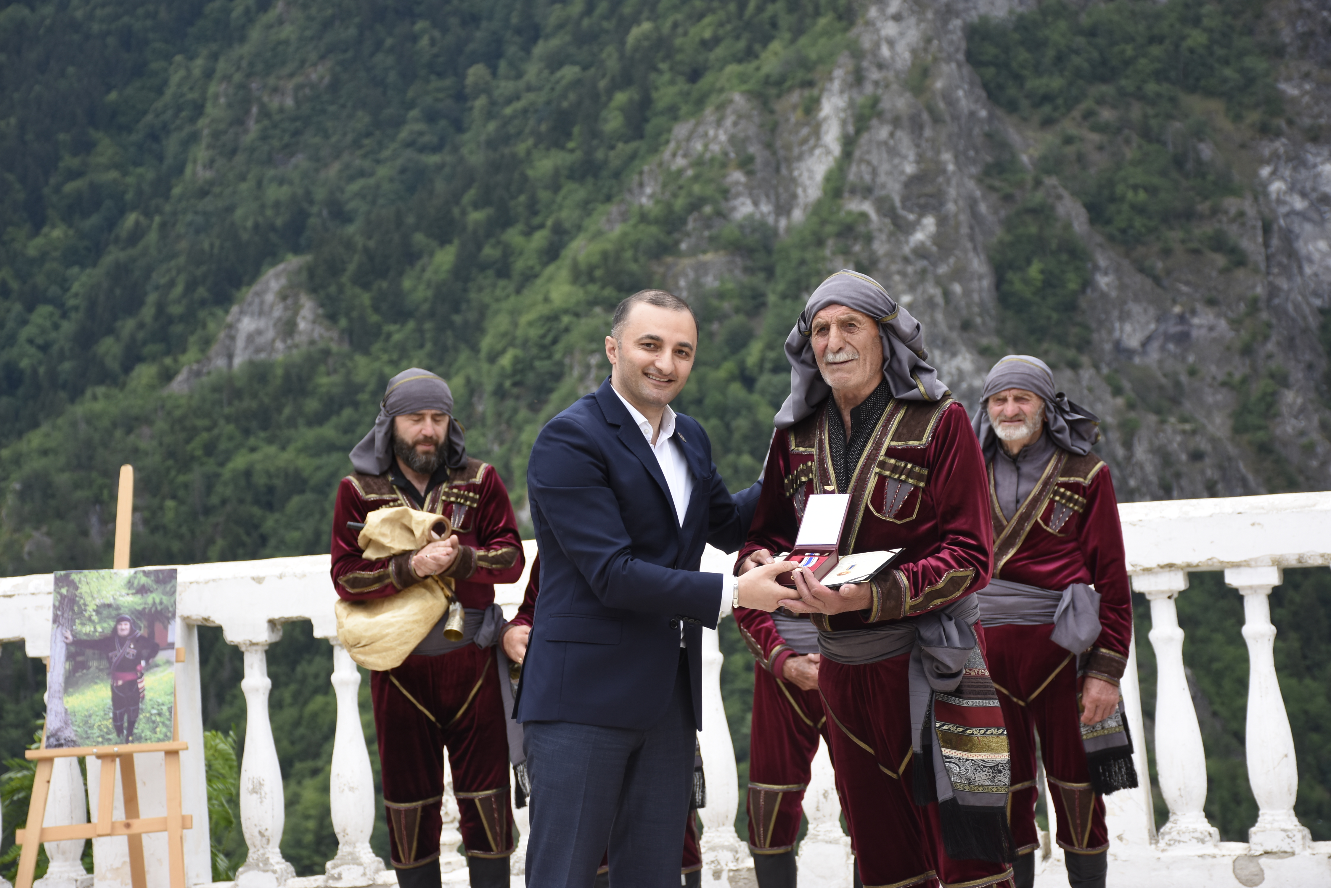 ანსამბლ ''ბერმუხას'' სრულ შემადგენლობას „ღირსების ორდენები“ გადასცეს