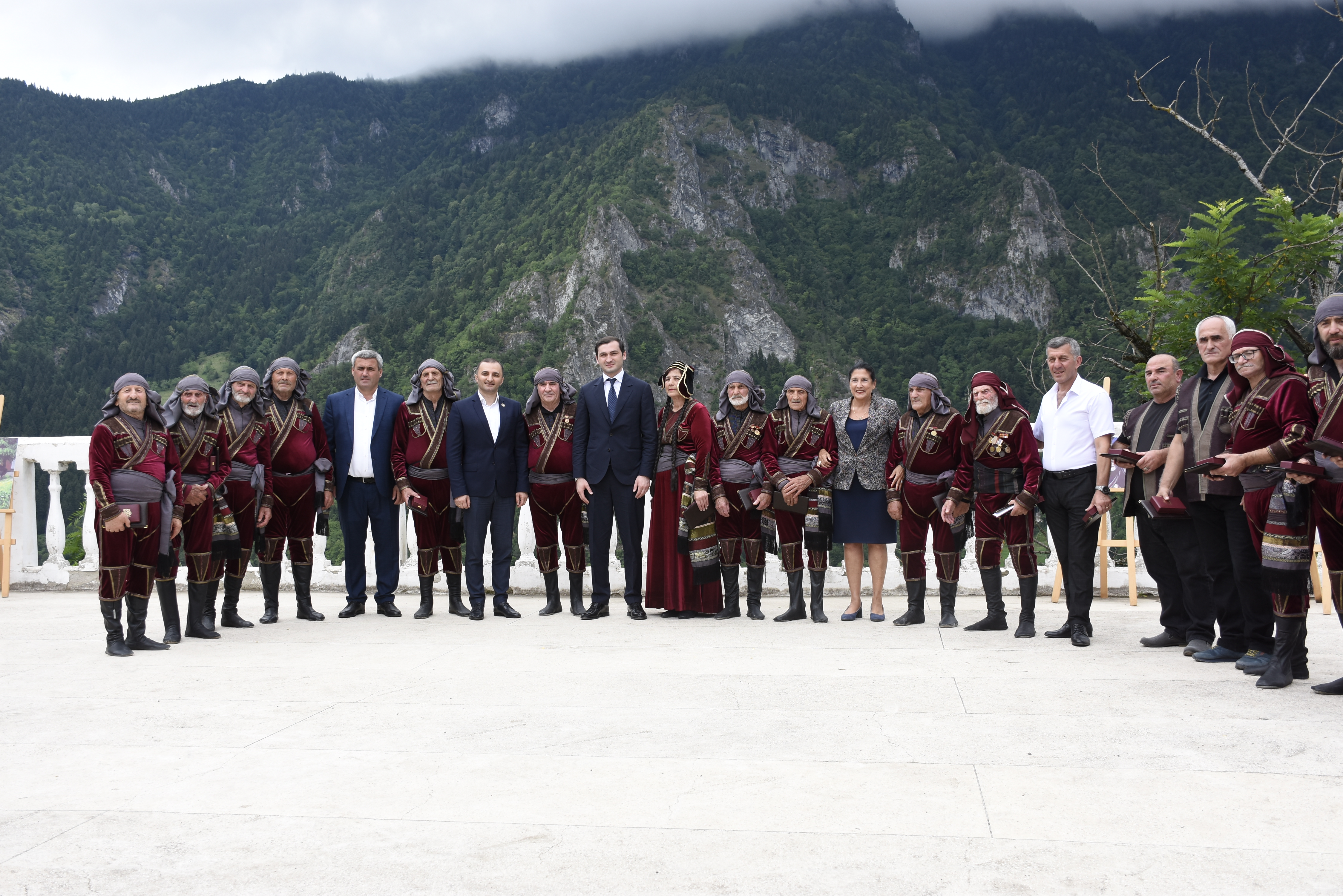 ანსამბლ ''ბერმუხას'' სრულ შემადგენლობას „ღირსების ორდენები“ გადასცეს