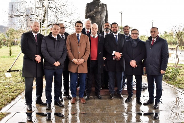  ბათუმში პოლონეთის პრეზიდენტის - ლეხ კაჩინსკის ძეგლი გაიხსნა 