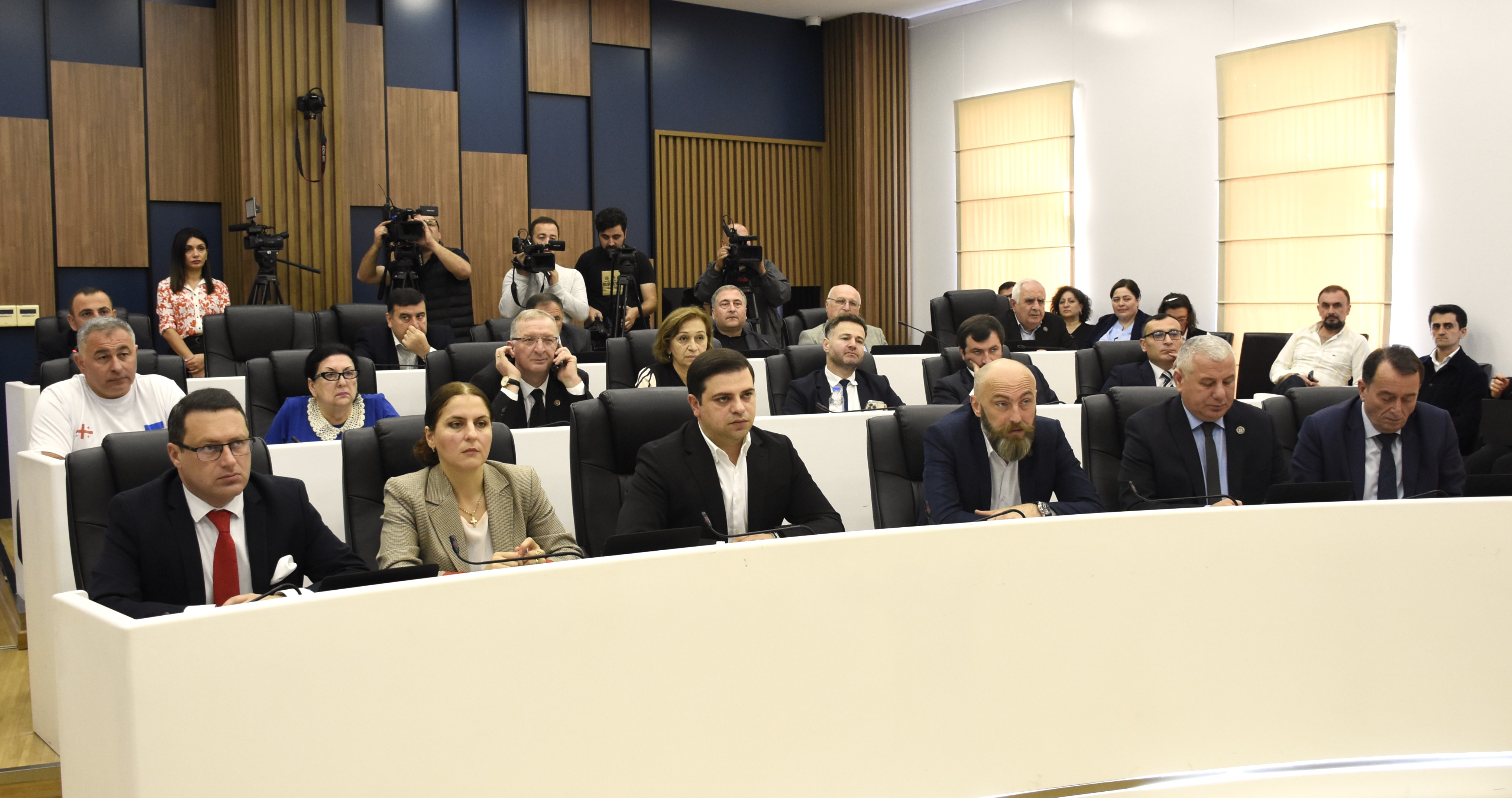 &nbsp;აჭარის უმაღლესმა საბჭომ, საქართველოს პარლამენტში წარსადგენად, გიორგი კოხრეიძისა და თამილა დოლიძის კანდიდატურები შეარჩია