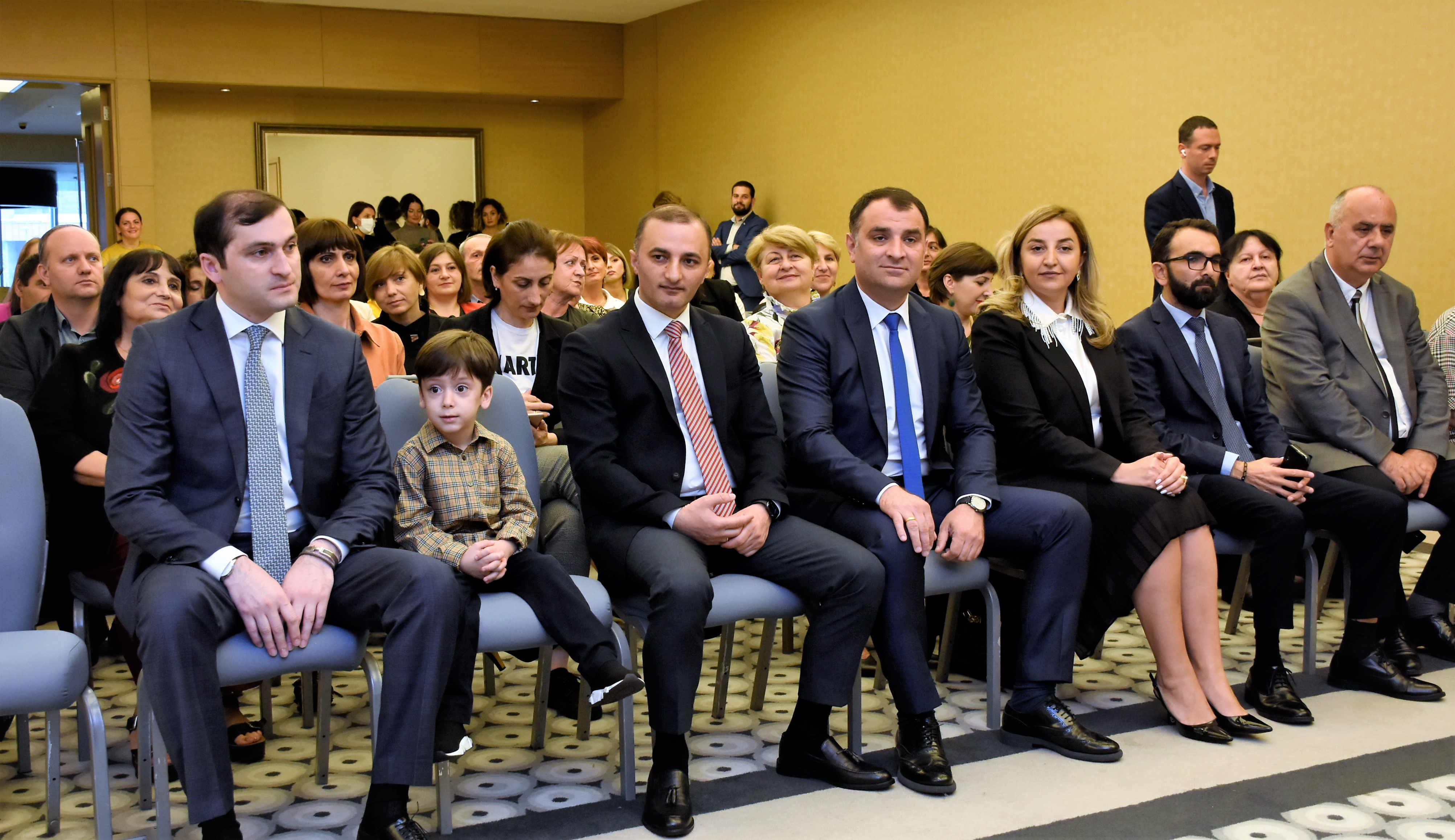 დავით გაბაიძემ პედაგოგებს პროფესიული დღესასწაული მიულოცა