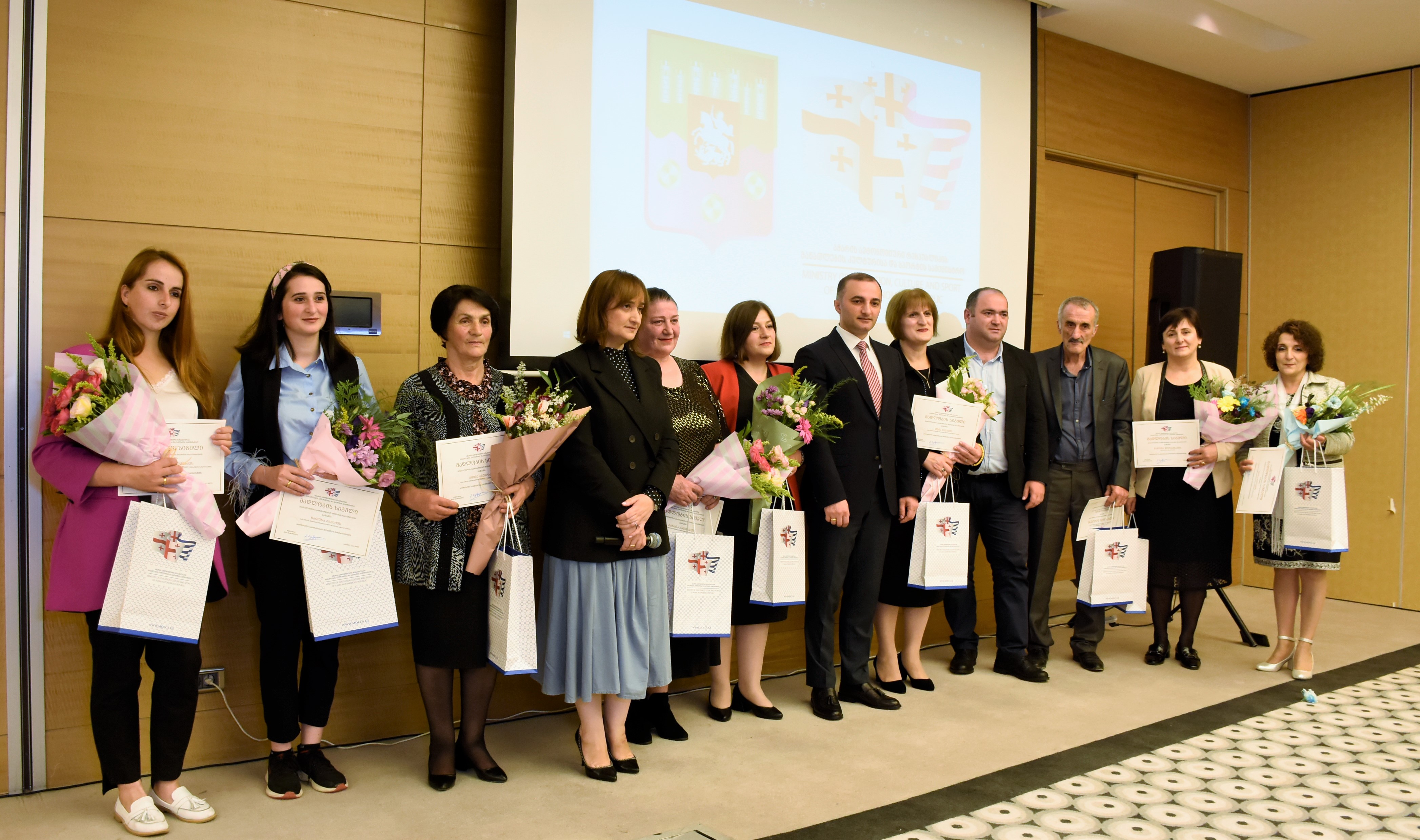 დავით გაბაიძემ პედაგოგებს პროფესიული დღესასწაული მიულოცა