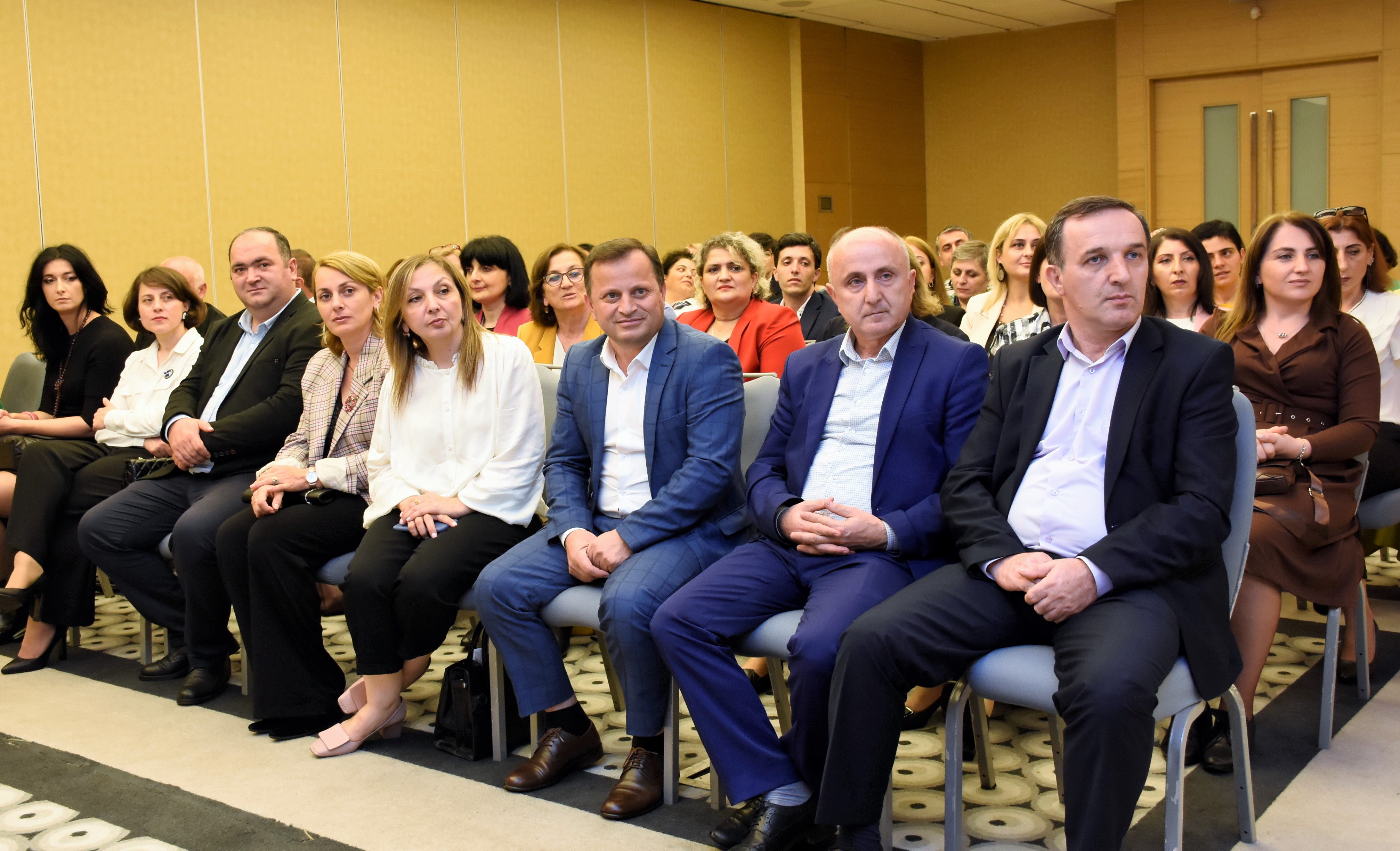 დავით გაბაიძემ პედაგოგებს პროფესიული დღესასწაული მიულოცა