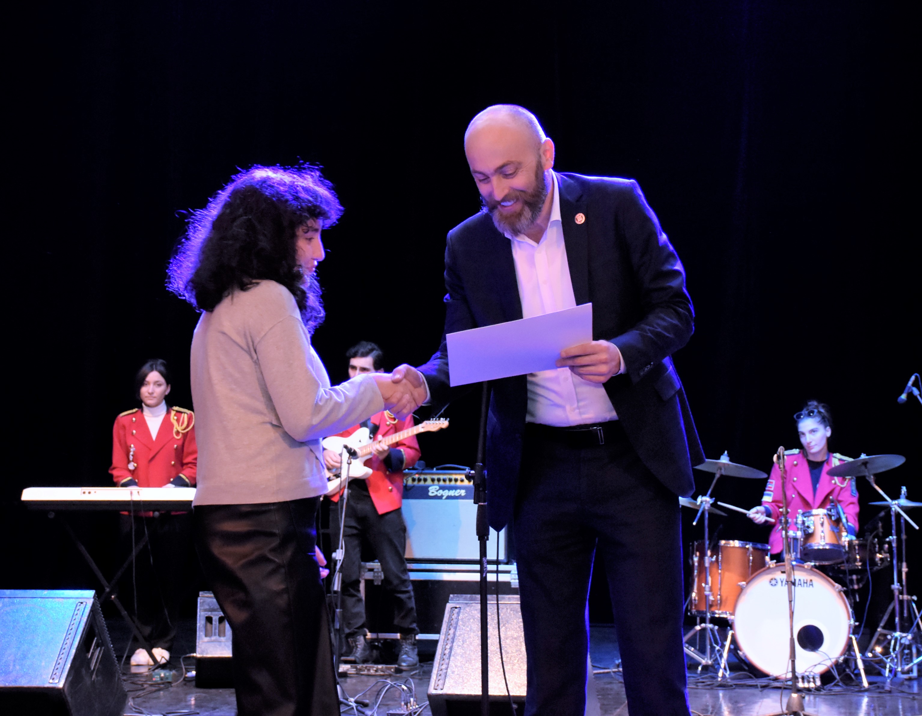 ბათუმის საზაფხულო თეატრში წარმატებული მოსწავლეების დაჯილდოება გაიმართა