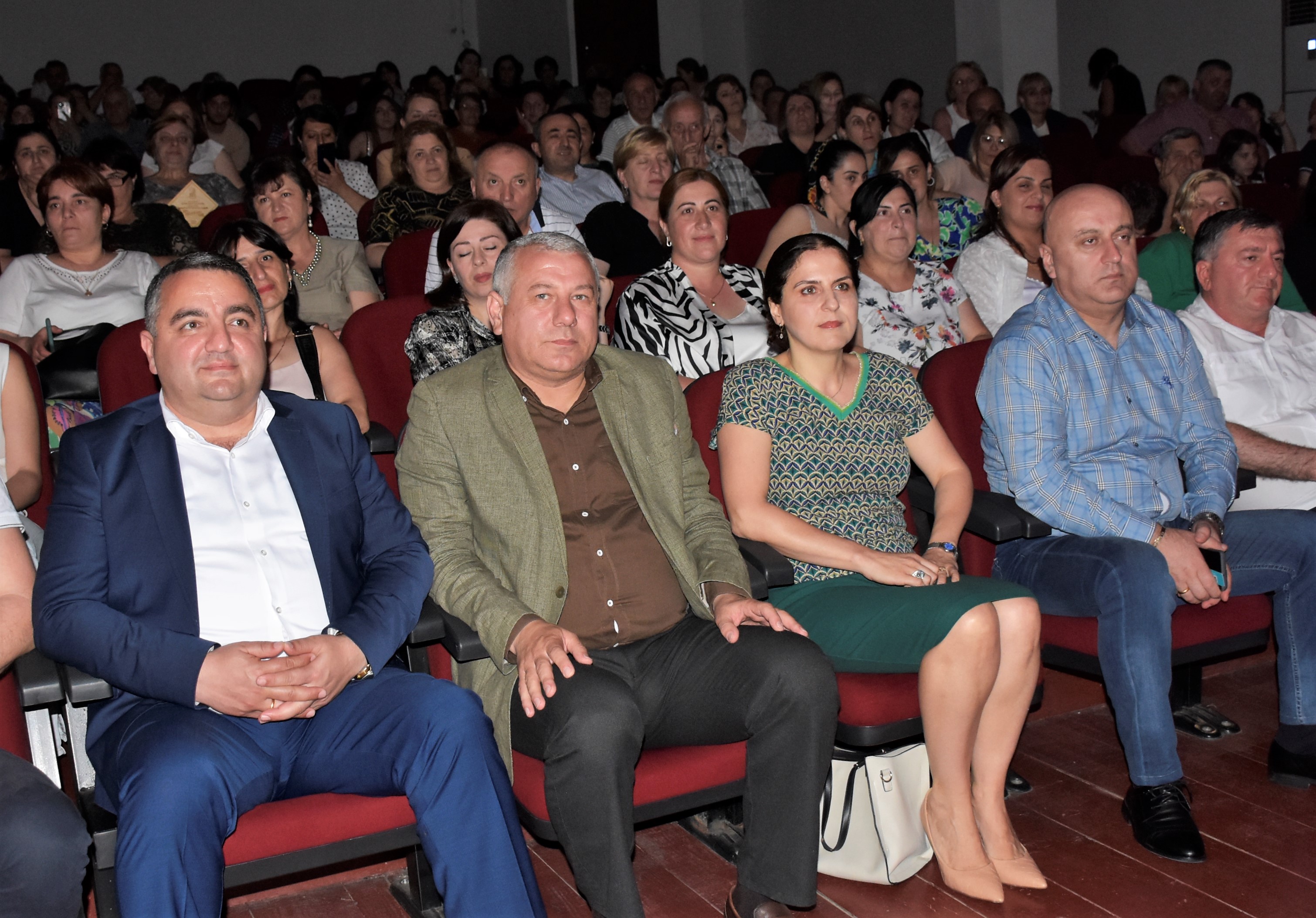 მარინე გვიანიძე და ფრიდონ ფუტკარაძე ხელვაჩაურის მუნიციპალიტეტში წარმატებული მოსწავლეების დაჯილდოების ღონისძიებას დაესწრნენ