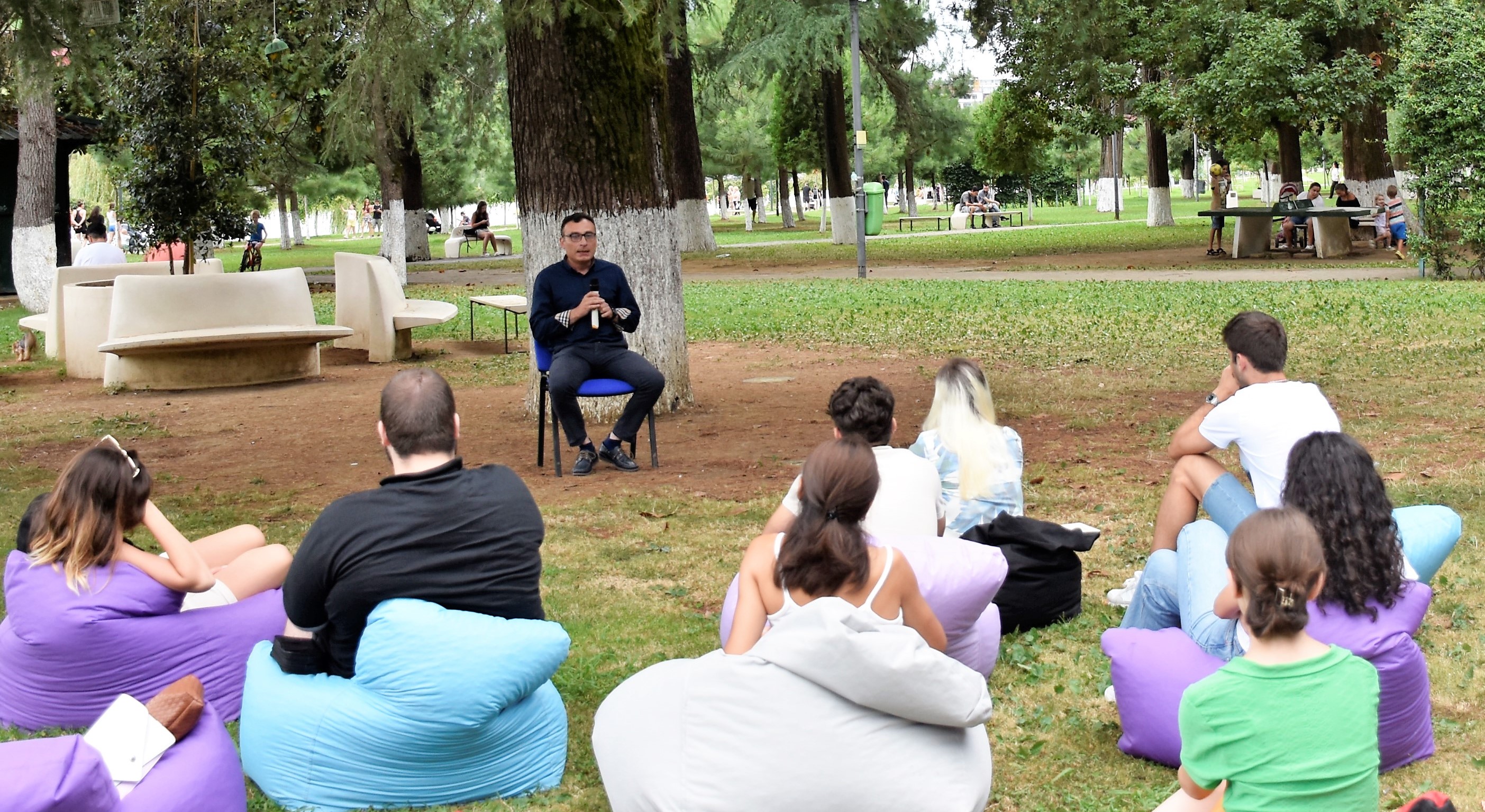 ტიტე აროშიძემ ბათუმის ცენტრალურ პარკში სტუდენტებისთვის საჯარო ლექცია წაიკითხა