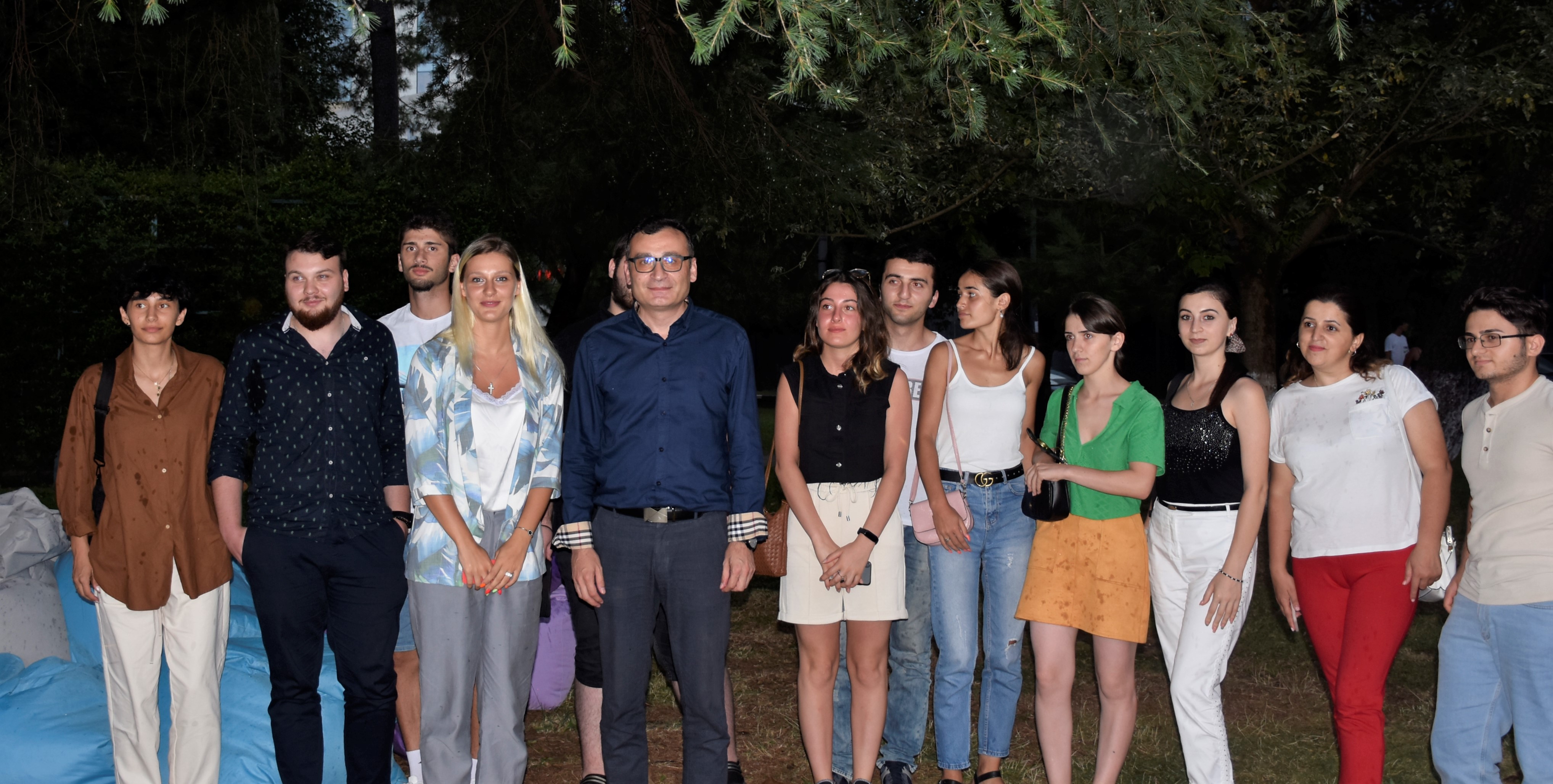 ტიტე აროშიძემ ბათუმის ცენტრალურ პარკში სტუდენტებისთვის საჯარო ლექცია წაიკითხა