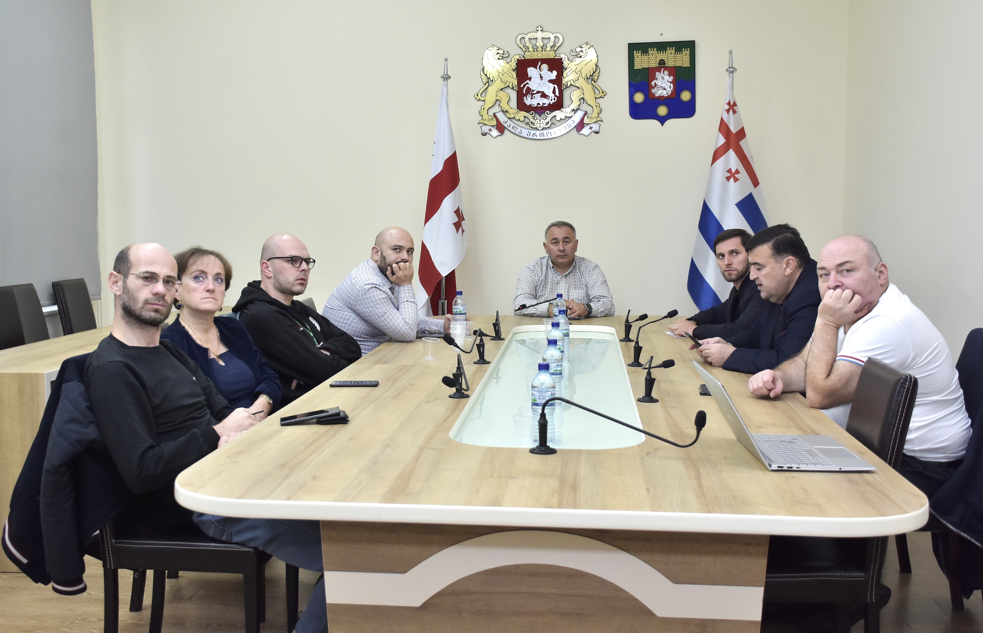 ფრაქცია „ერთიანი ნაციონალური მოძრაობის“ წევრებმა ოპოზიციური პარტიების წარმომადგენლებს მათ მიერ ინიცირებული კანონპროექტი გააცნეს