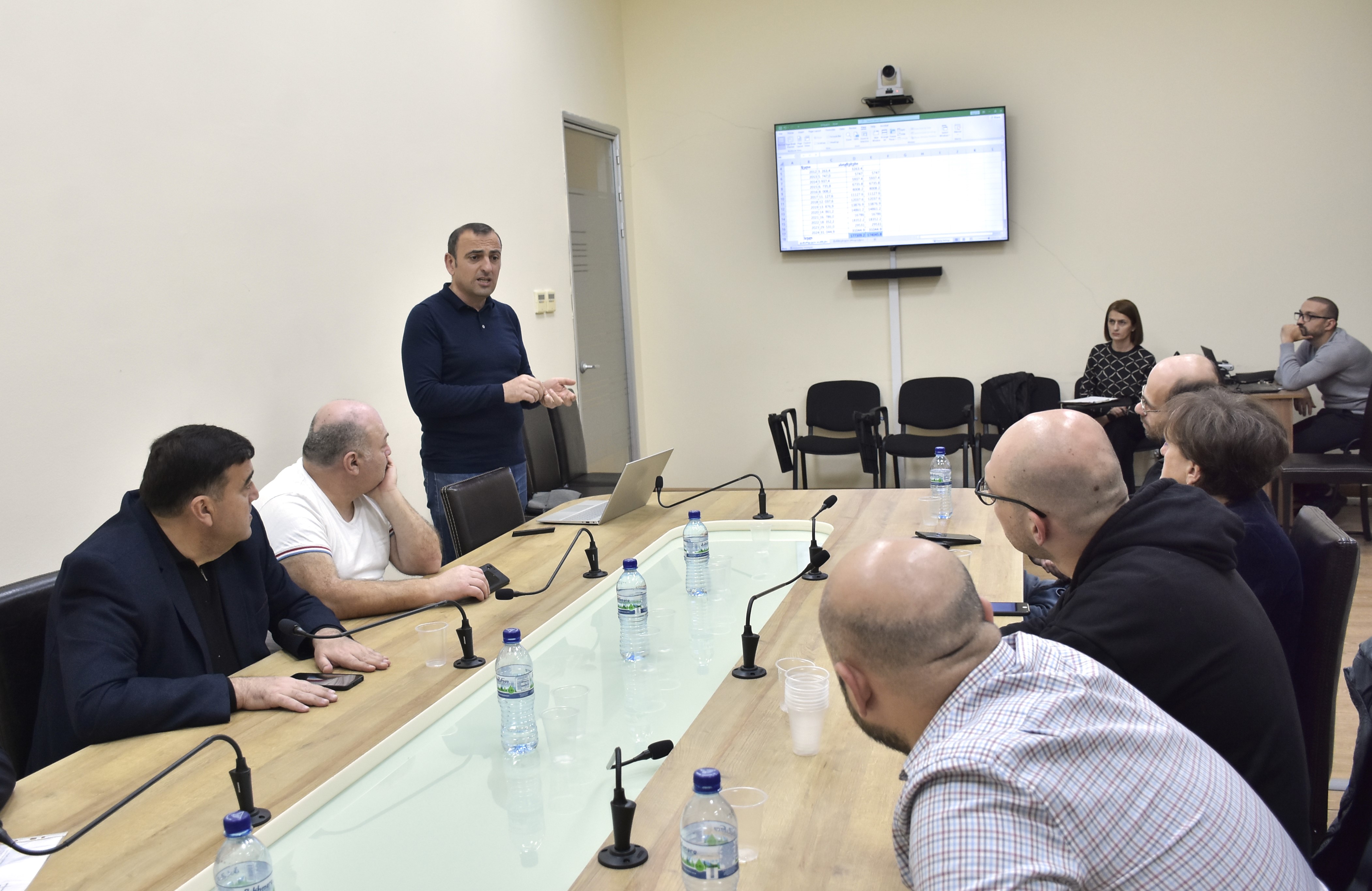 ფრაქცია „ერთიანი ნაციონალური მოძრაობის“ წევრებმა ოპოზიციური პარტიების წარმომადგენლებს მათ მიერ ინიცირებული კანონპროექტი გააცნეს