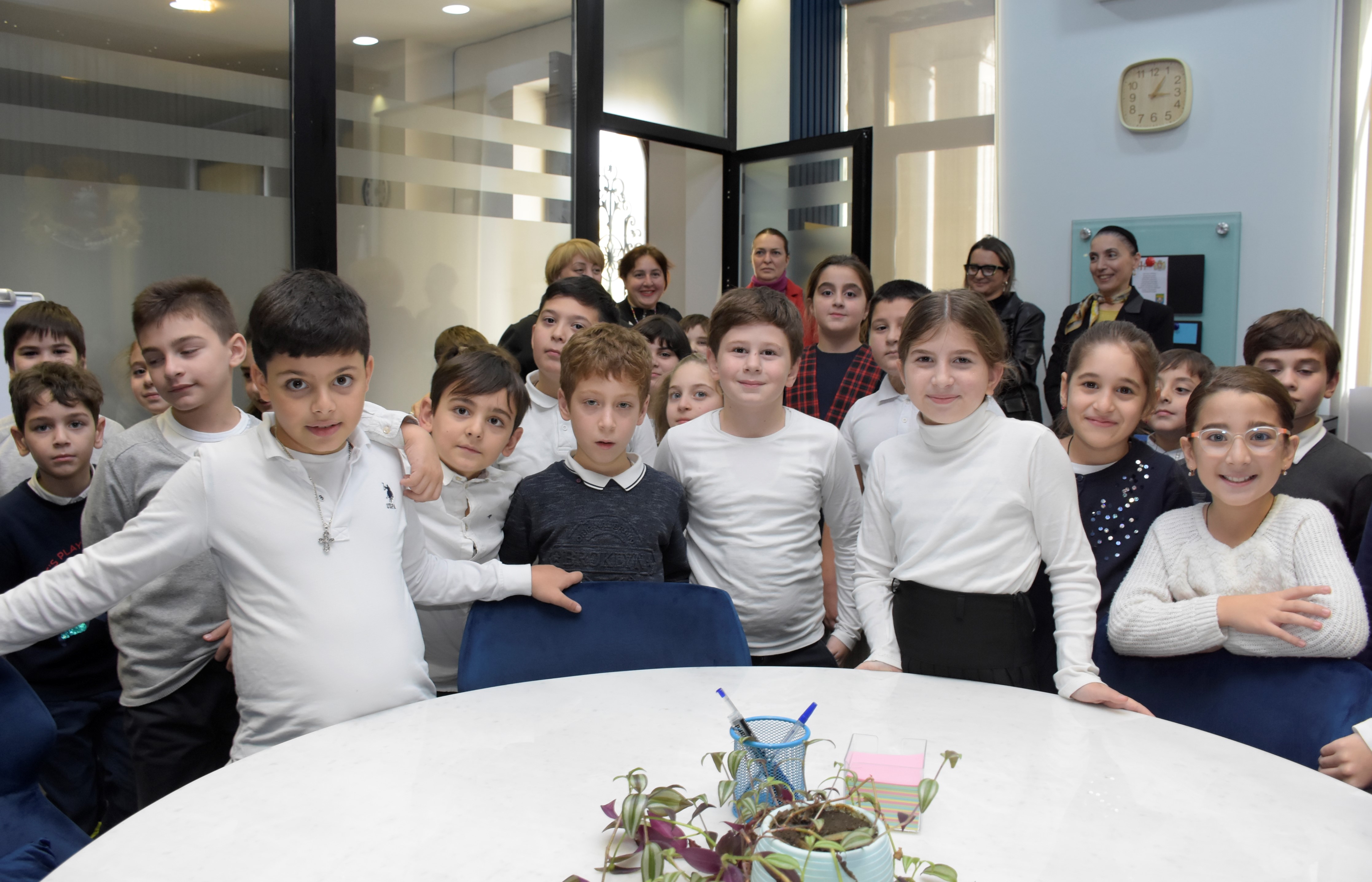 ბათუმის პირველი საჯარო სკოლის მესამე კლასის მოსწავლეები უმაღლეს საბჭოს ესტუმრნენ