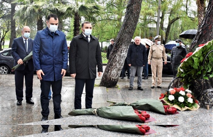 აჭარის უმაღლესი საბჭოს წევრებმა მეორე მსოფლიო ომში დაღუპულებს პატივი მიაგეს