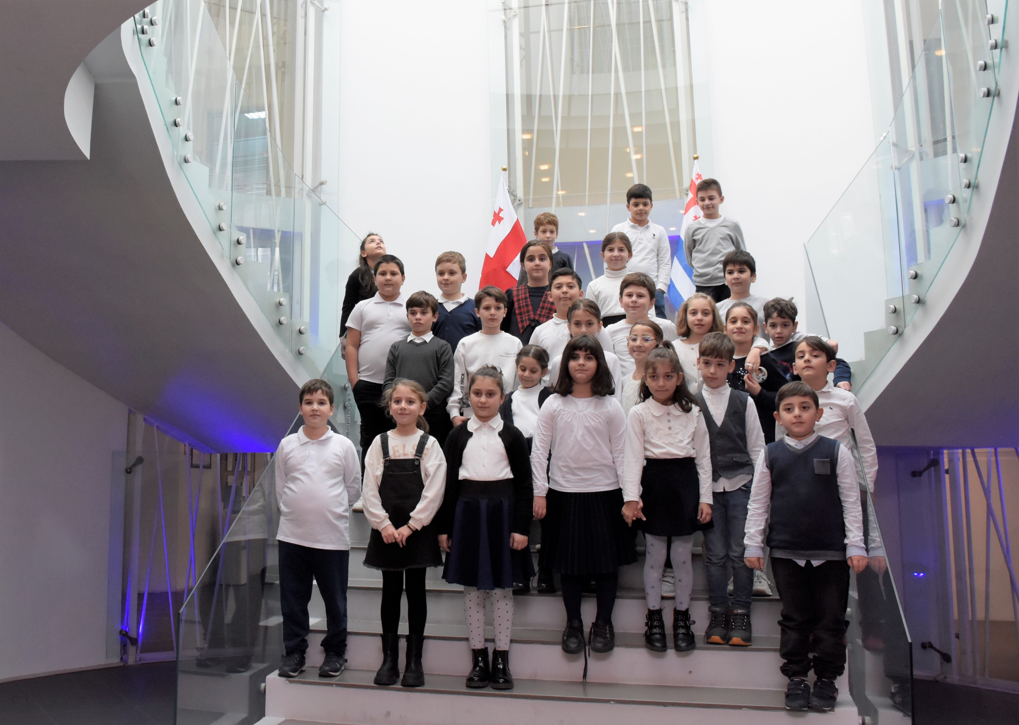 ბათუმის პირველი საჯარო სკოლის მესამე კლასის მოსწავლეები უმაღლეს საბჭოს ესტუმრნენ