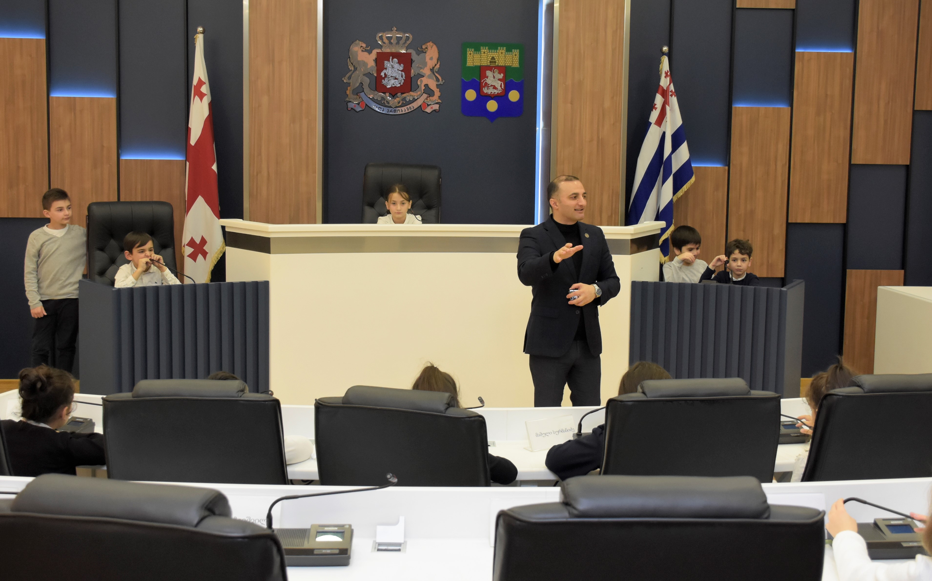 ბათუმის პირველი საჯარო სკოლის მესამე კლასის მოსწავლეები უმაღლეს საბჭოს ესტუმრნენ