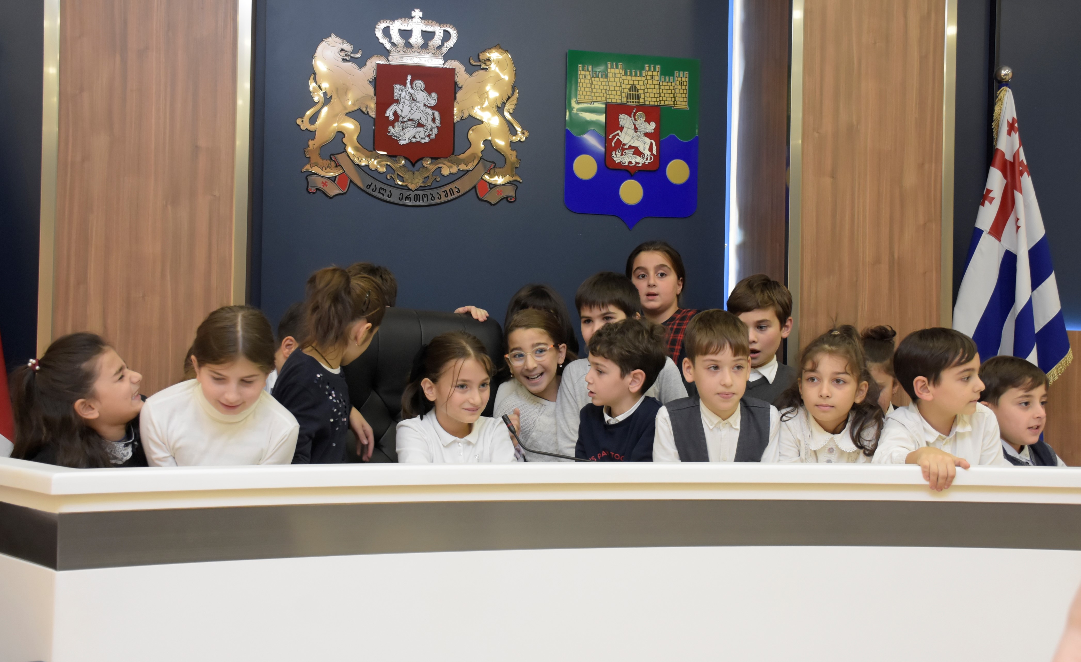 ბათუმის პირველი საჯარო სკოლის მესამე კლასის მოსწავლეები უმაღლეს საბჭოს ესტუმრნენ