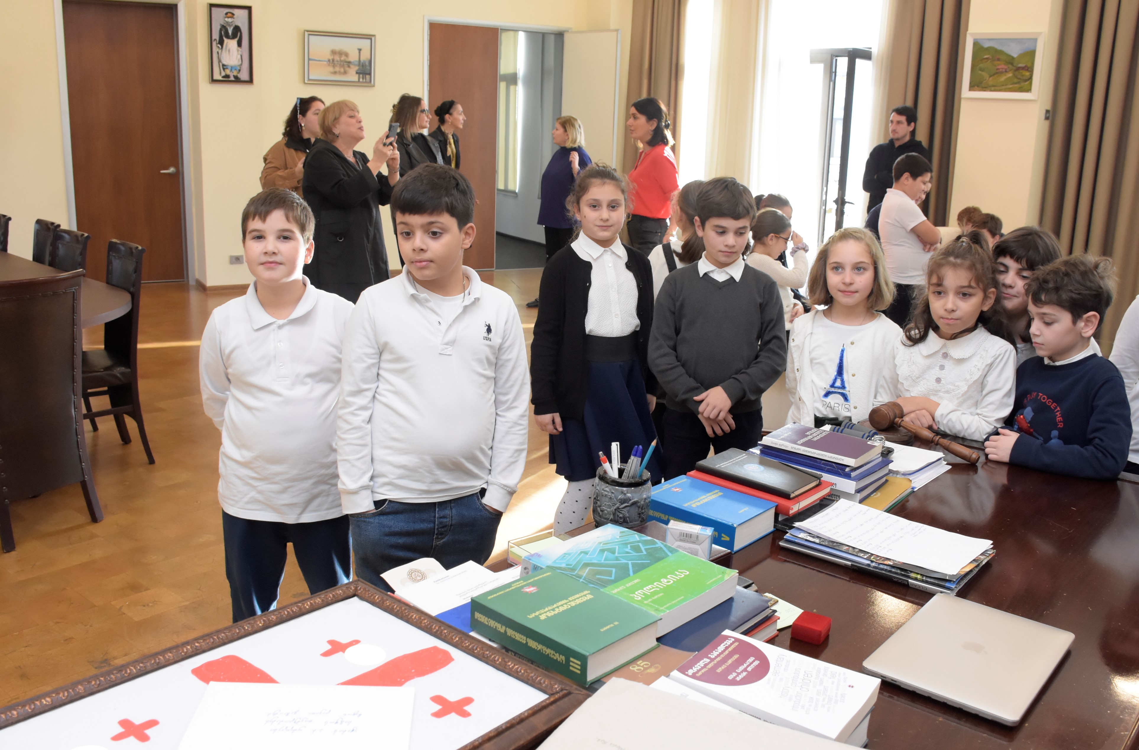 ბათუმის პირველი საჯარო სკოლის მესამე კლასის მოსწავლეები უმაღლეს საბჭოს ესტუმრნენ