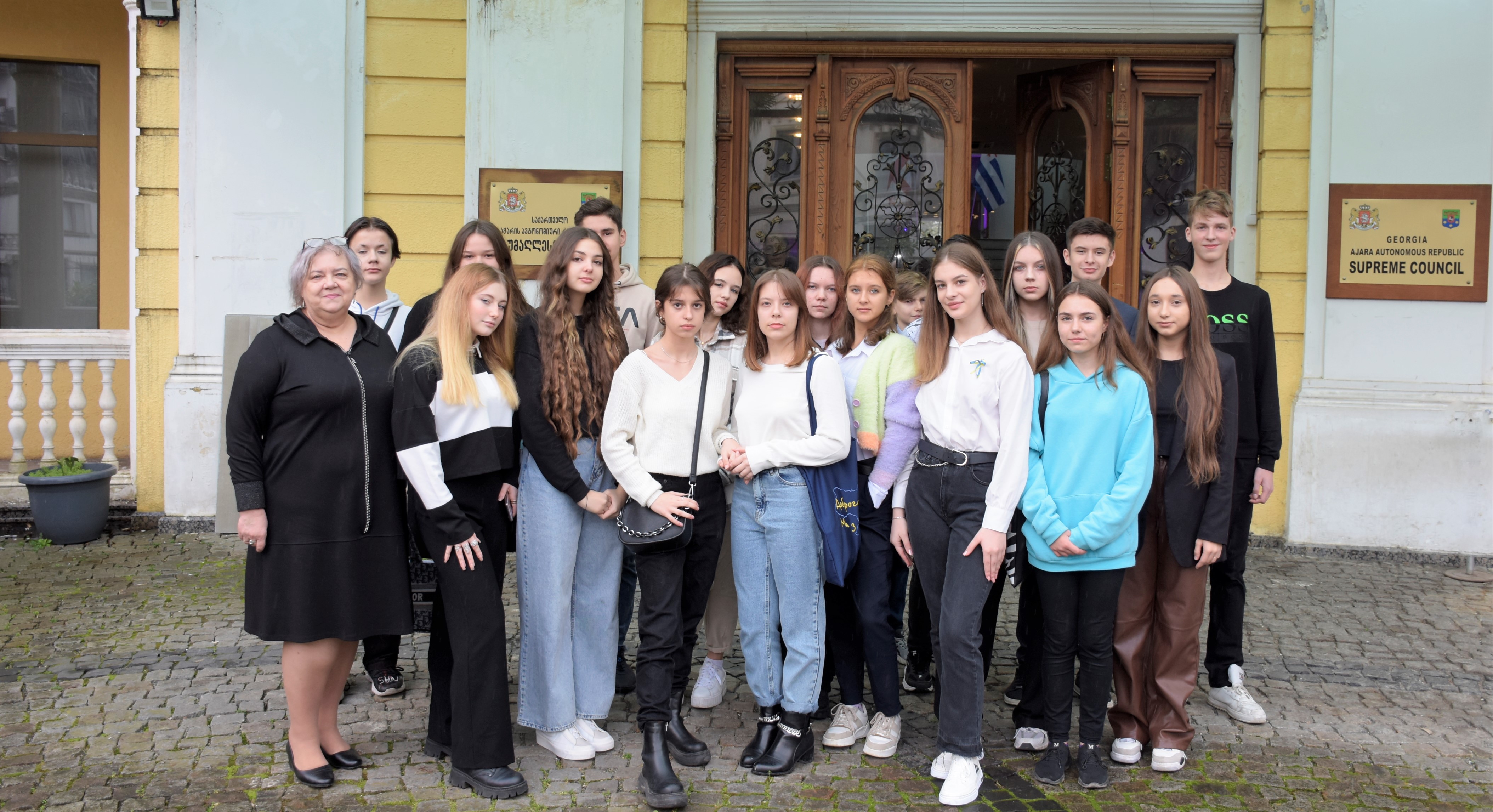უმაღლეს საბჭოს ბათუმის მე-20 საჯარო სკოლის უკრაინელი მოსწავლეები სტუმრობდნენ