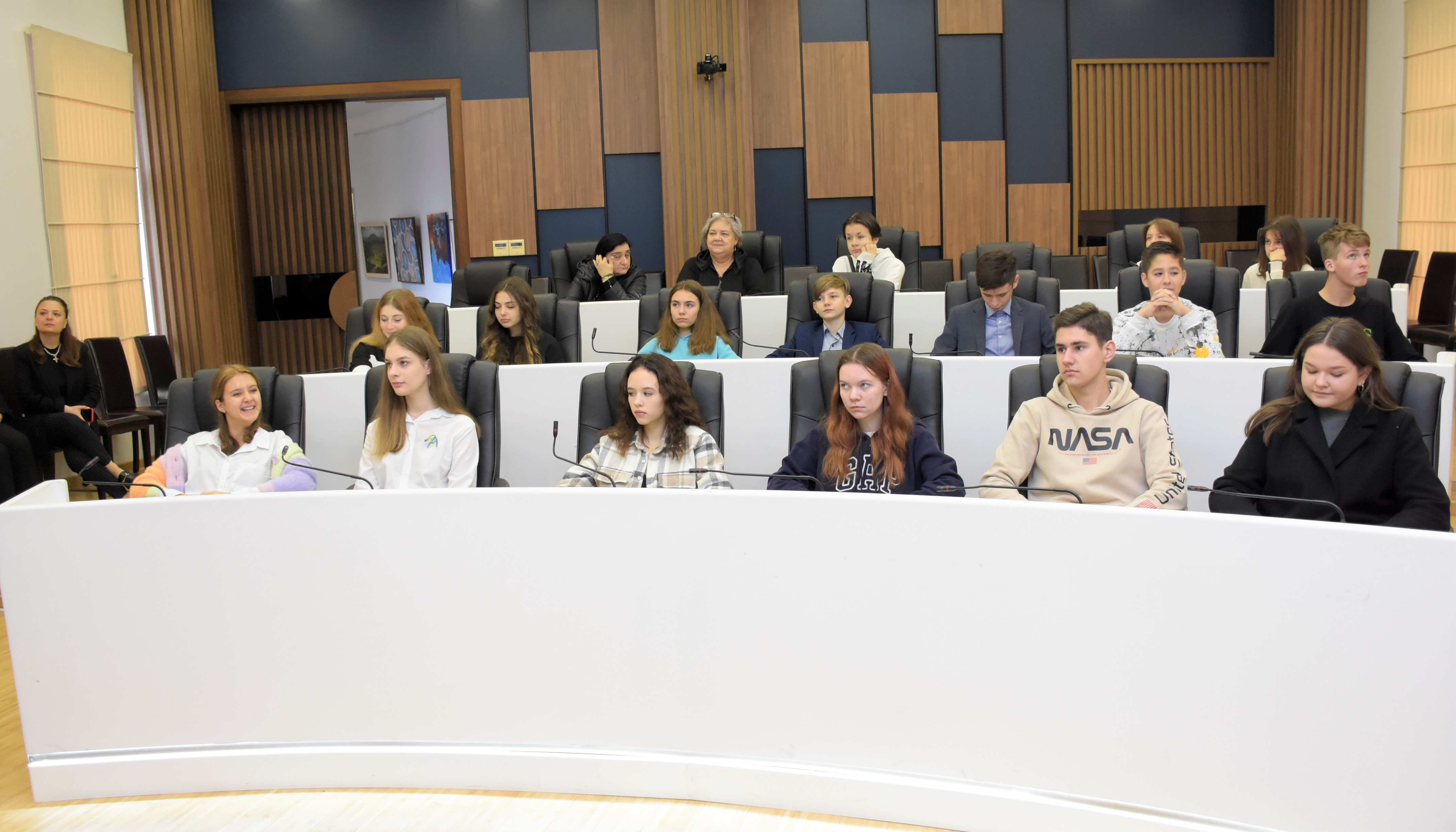 უმაღლეს საბჭოს ბათუმის მე-20 საჯარო სკოლის უკრაინელი მოსწავლეები სტუმრობდნენ