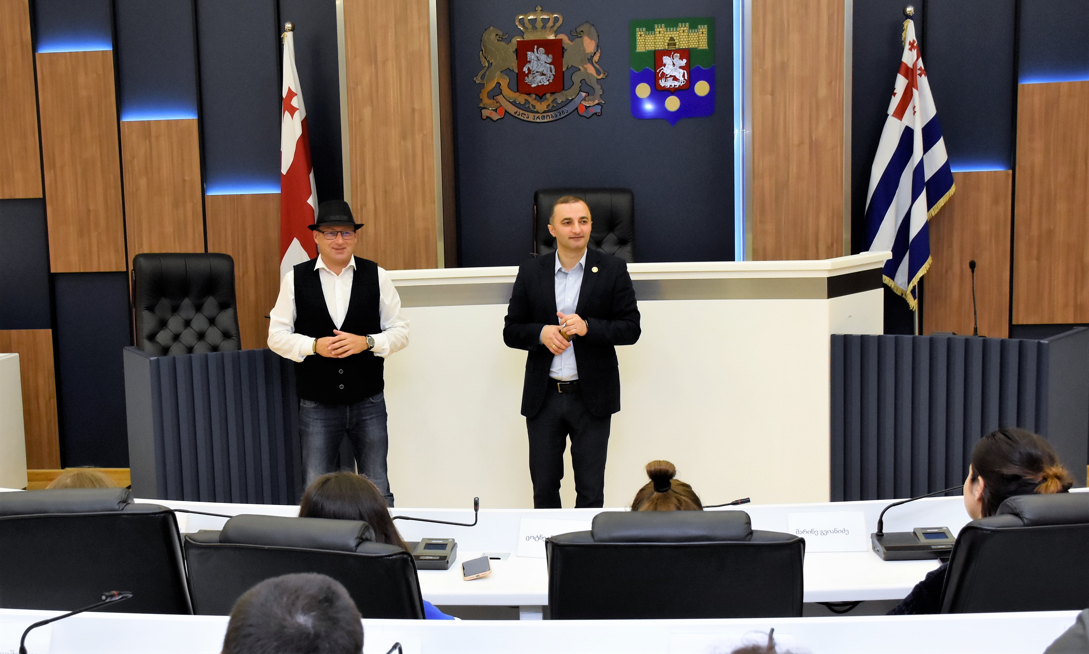 პირველი საჯარო სკოლის მე-11 კლასელებს გასვლითი გაკვეთილი აჭარის უმაღლესი საბჭოს შენობაში ჩაუტარდათ