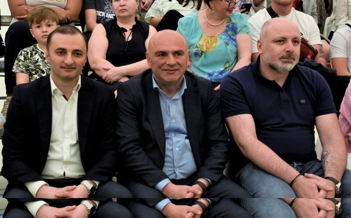 დავით გაბაიძე ბათუმის სპორტული ცენტრში ბავშვთა დაცვის დღისადმი მიძღვნილ შოუპროგრამას დაესწრო