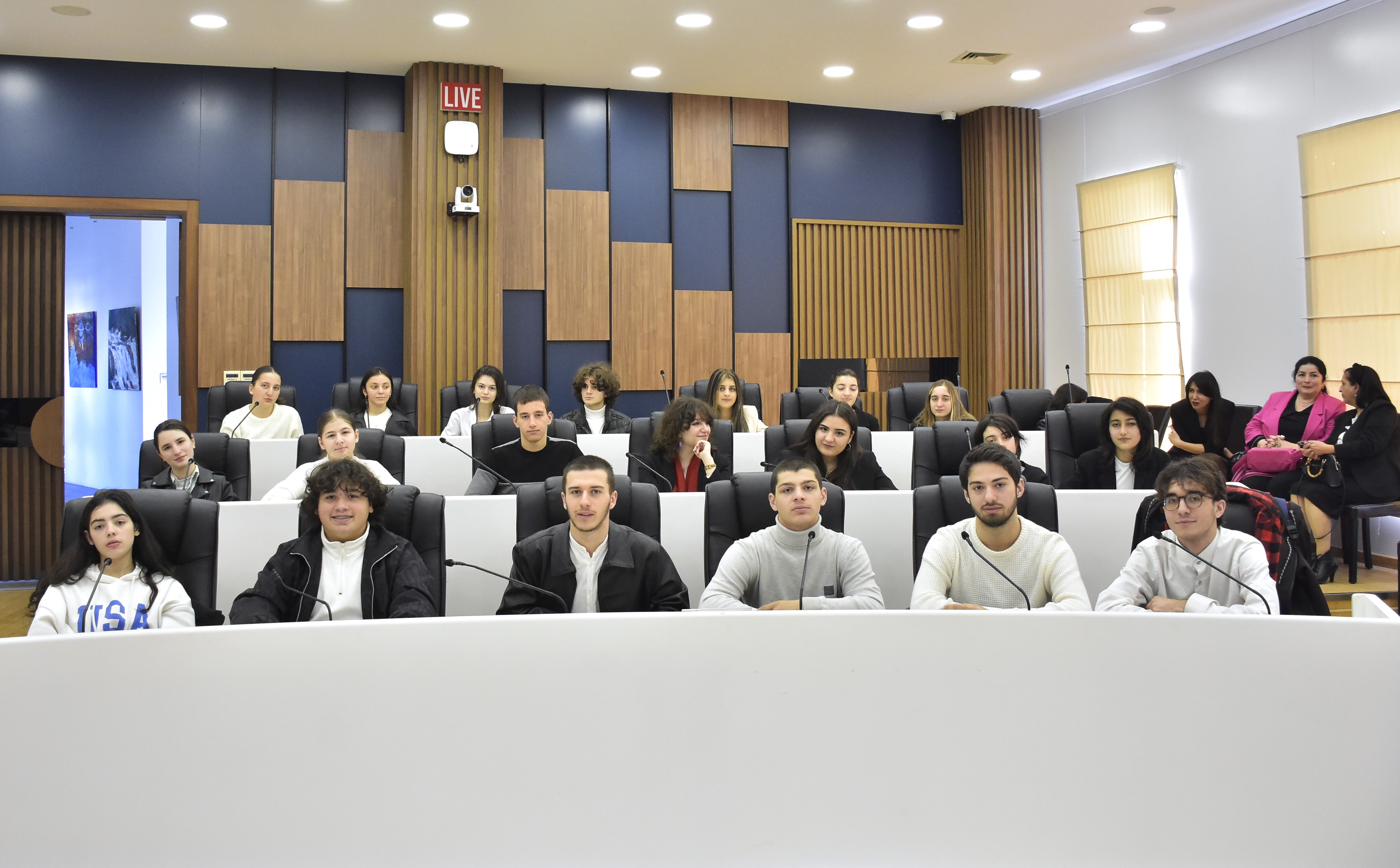 &nbsp; ილია ვერძაძე USAID-ის „სამოქალაქო განათლების პროგრამის“ პარტნიორი სკოლების მოსწავლეებს შეხვდა&nbsp;&nbsp;