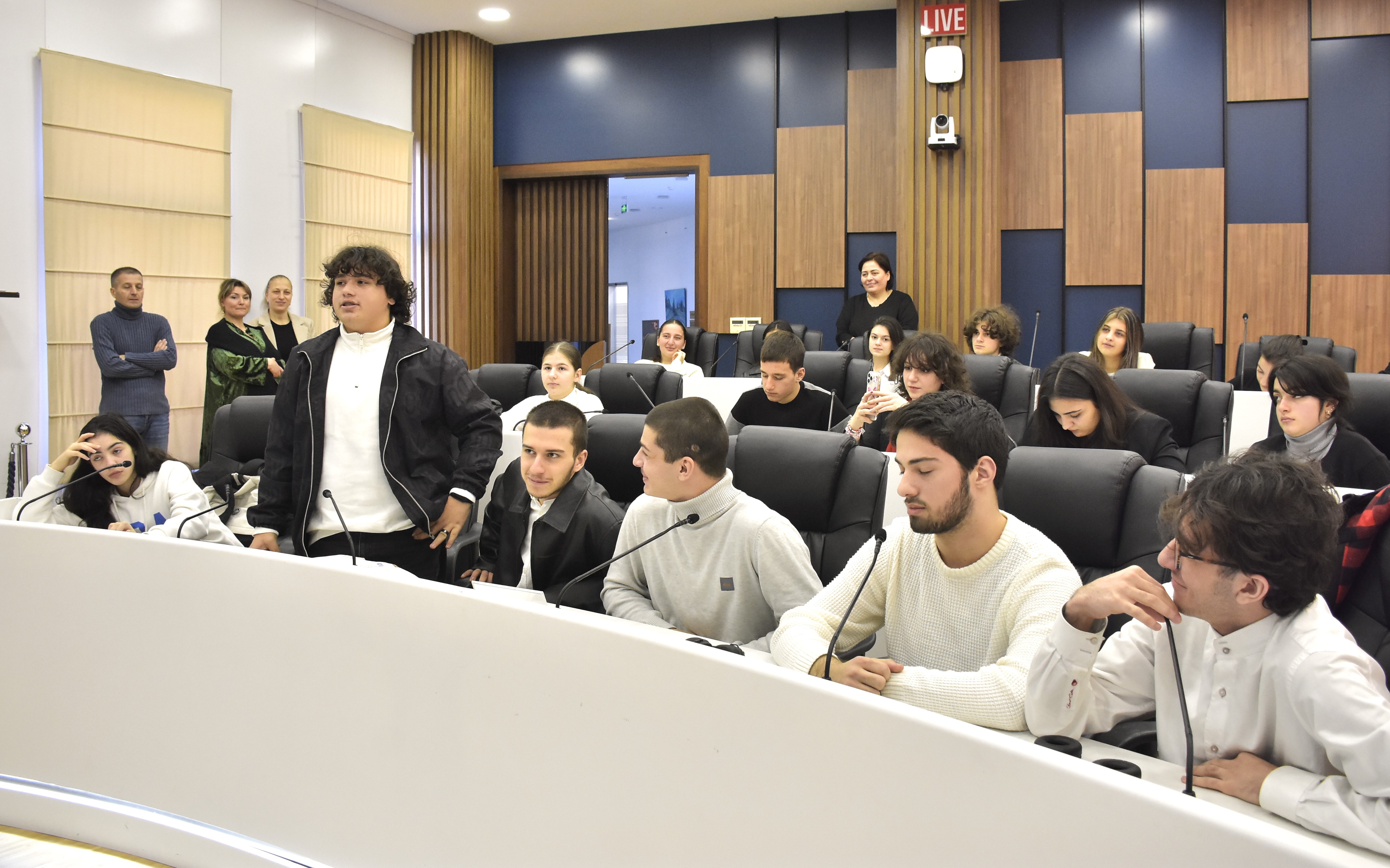 &nbsp; ილია ვერძაძე USAID-ის „სამოქალაქო განათლების პროგრამის“ პარტნიორი სკოლების მოსწავლეებს შეხვდა&nbsp;&nbsp;