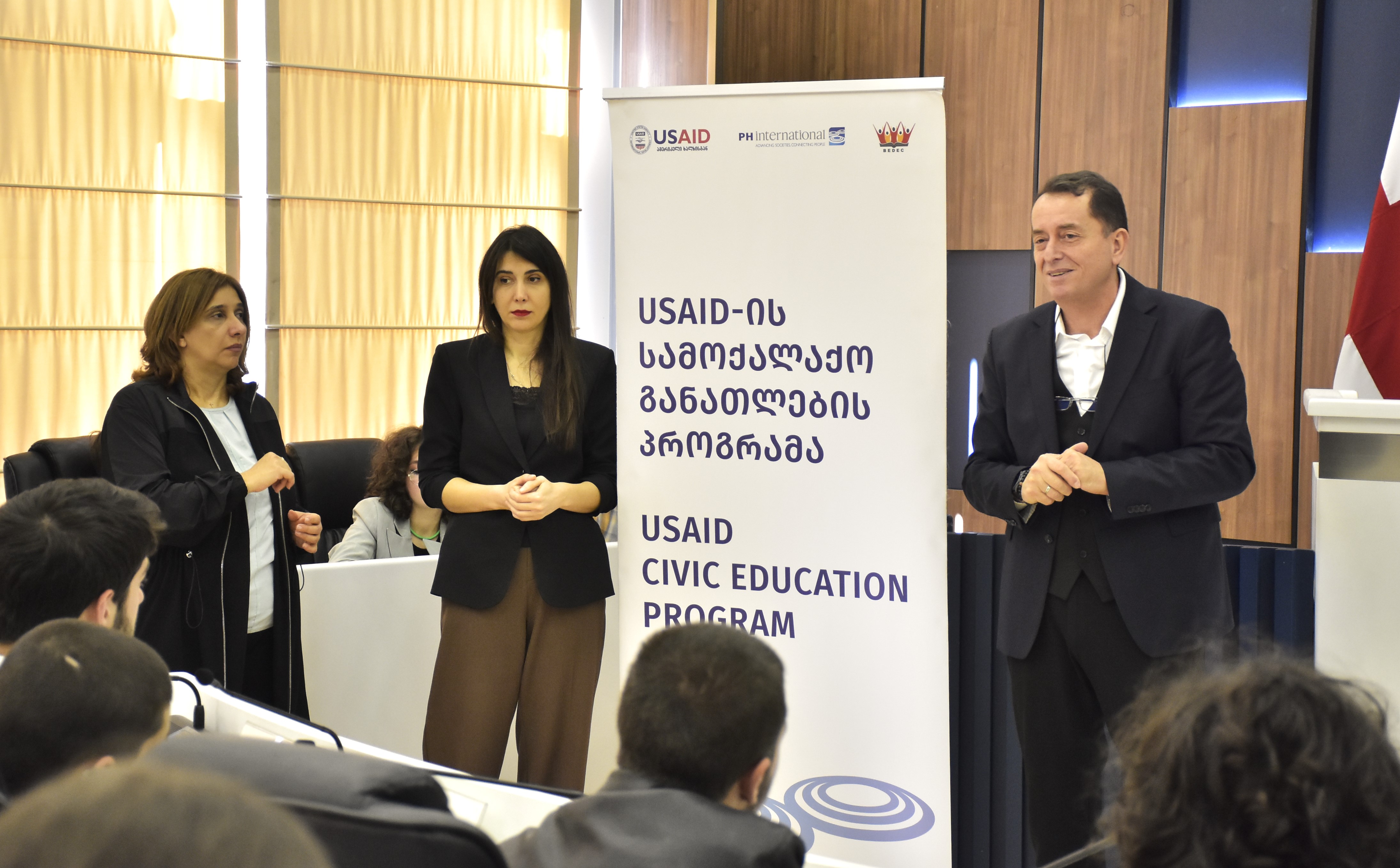 &nbsp; ილია ვერძაძე USAID-ის „სამოქალაქო განათლების პროგრამის“ პარტნიორი სკოლების მოსწავლეებს შეხვდა&nbsp;&nbsp;