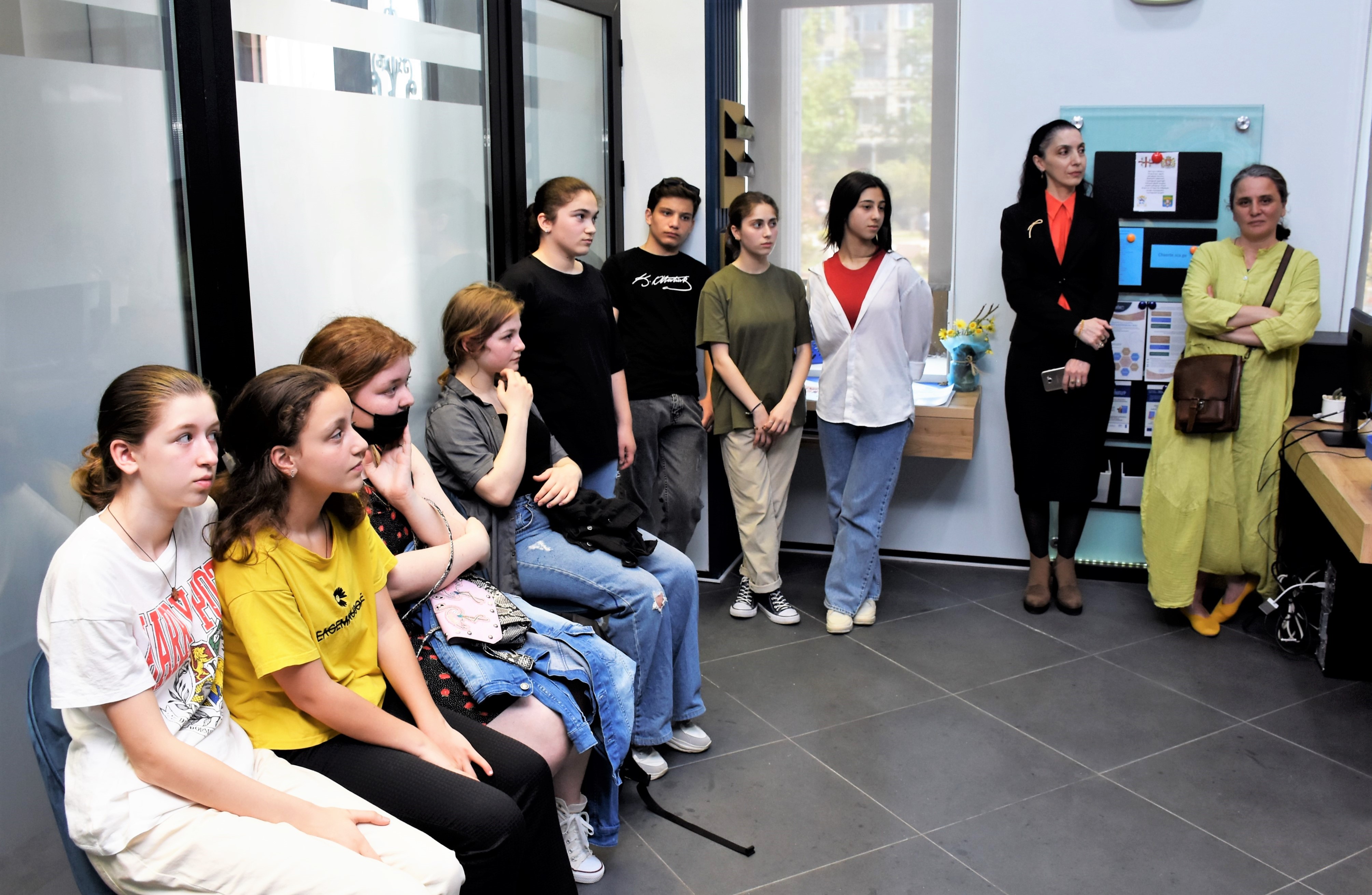 უმაღლეს საბჭოს ბათუმის მე-18 საჯარო სკოლის სამოქალაქო განათლების კლუბის - „მომავლის თაობის“ წევრები სტუმრობდნენ