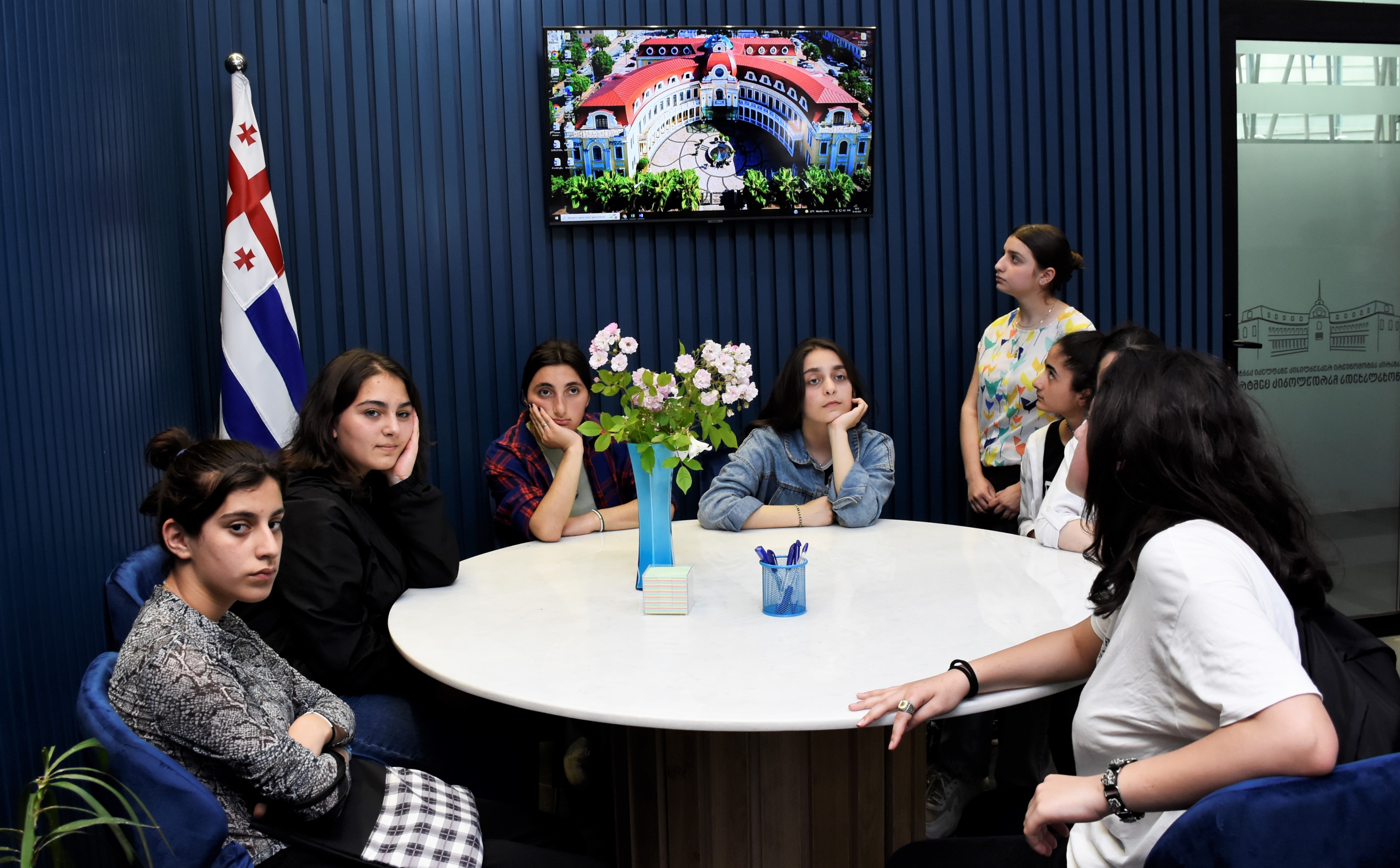 უმაღლეს საბჭოს ბათუმის მე-18 საჯარო სკოლის სამოქალაქო განათლების კლუბის - „მომავლის თაობის“ წევრები სტუმრობდნენ