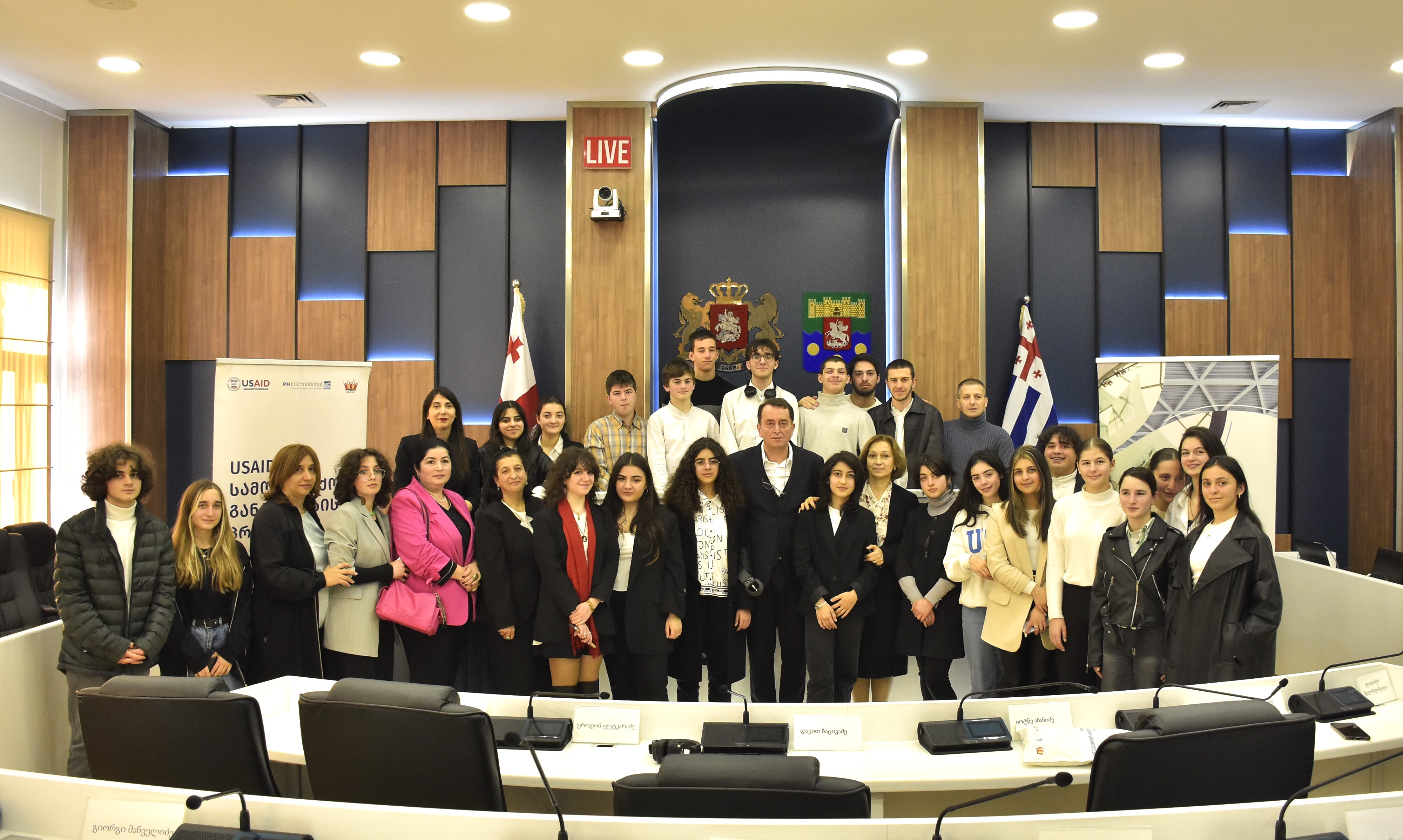 &nbsp; ილია ვერძაძე USAID-ის „სამოქალაქო განათლების პროგრამის“ პარტნიორი სკოლების მოსწავლეებს შეხვდა&nbsp;&nbsp;