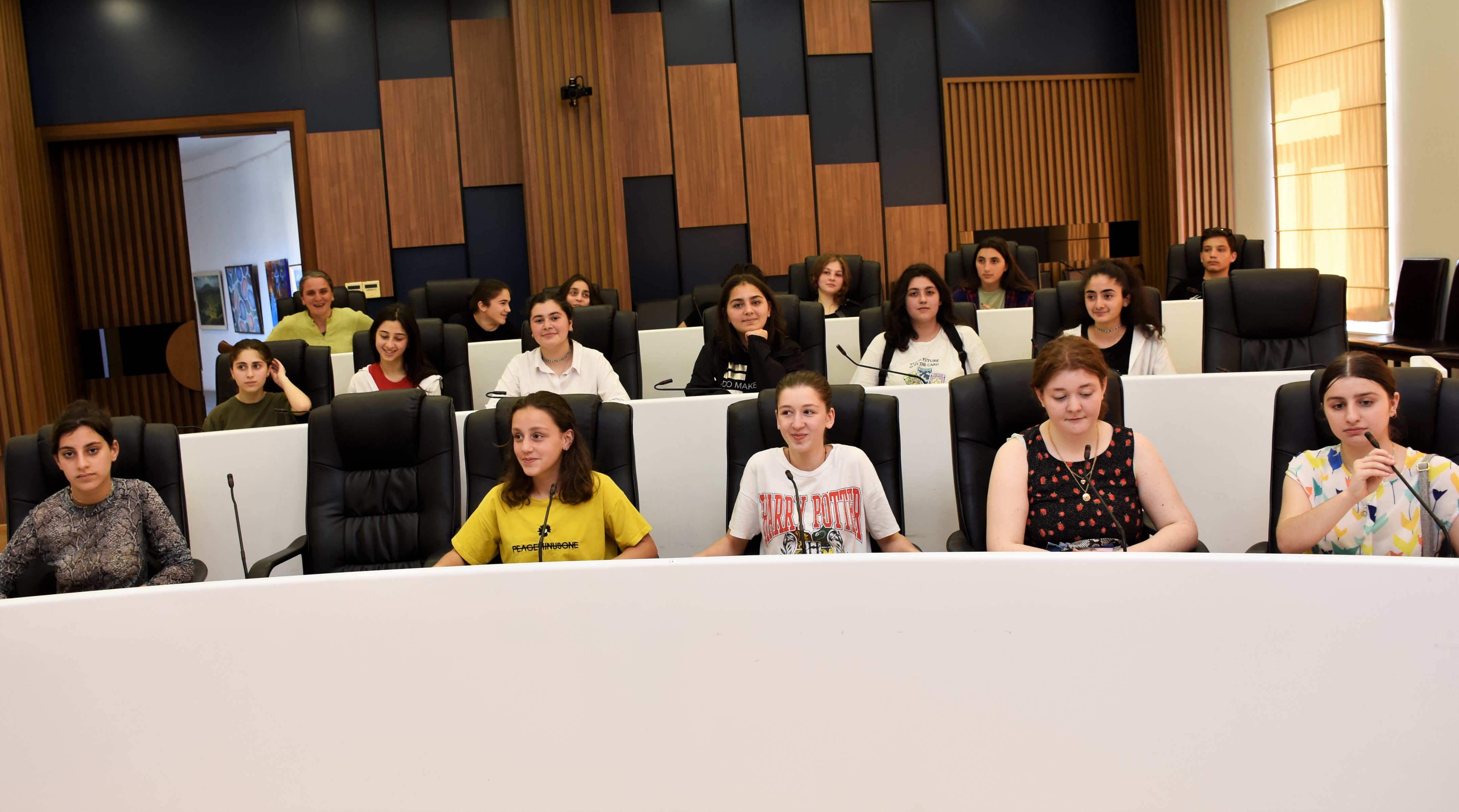 უმაღლეს საბჭოს ბათუმის მე-18 საჯარო სკოლის სამოქალაქო განათლების კლუბის - „მომავლის თაობის“ წევრები სტუმრობდნენ