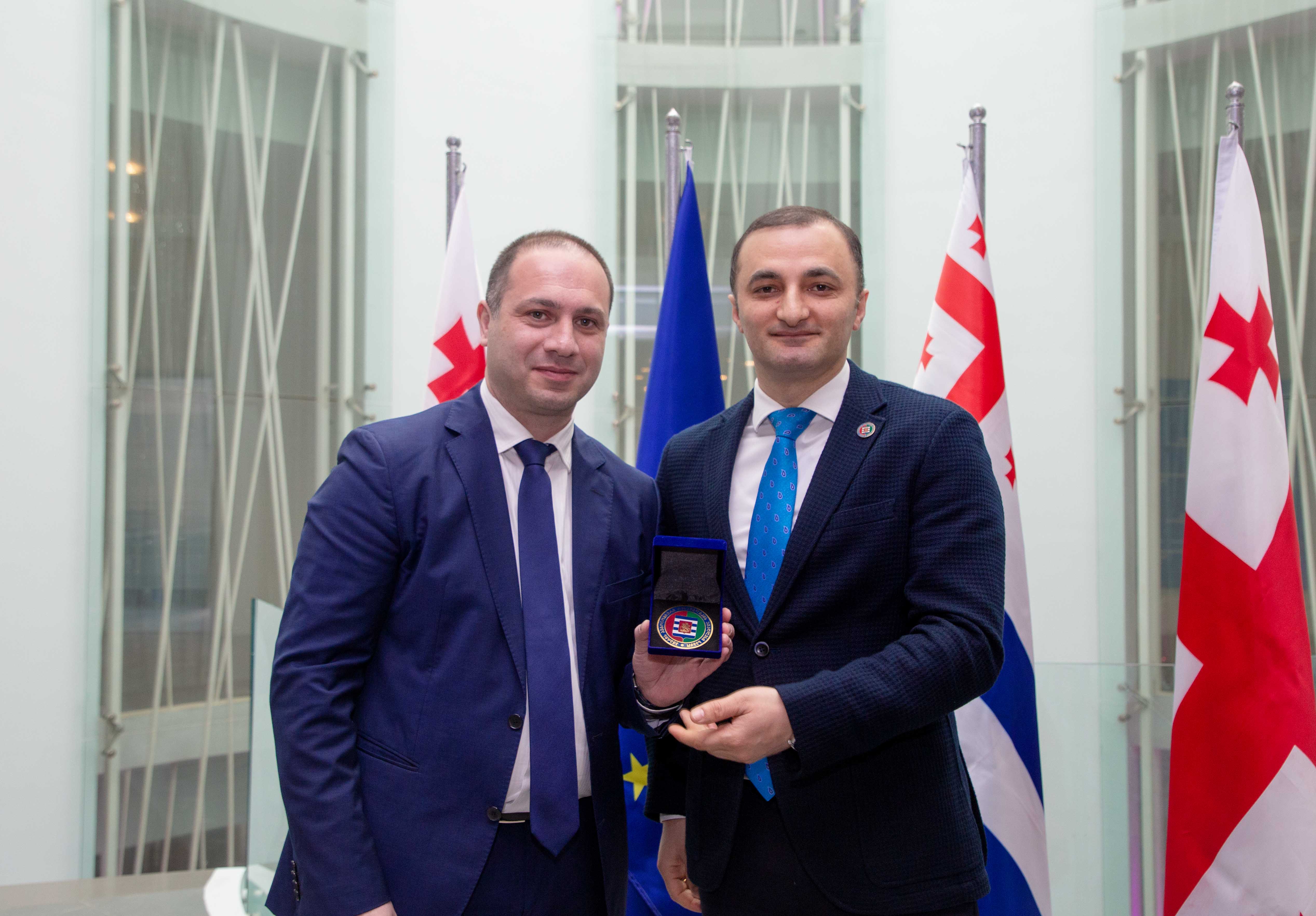 უმაღლესი საბჭოს 16 თანამშრომელს სერტიფიკატი გადაეცა