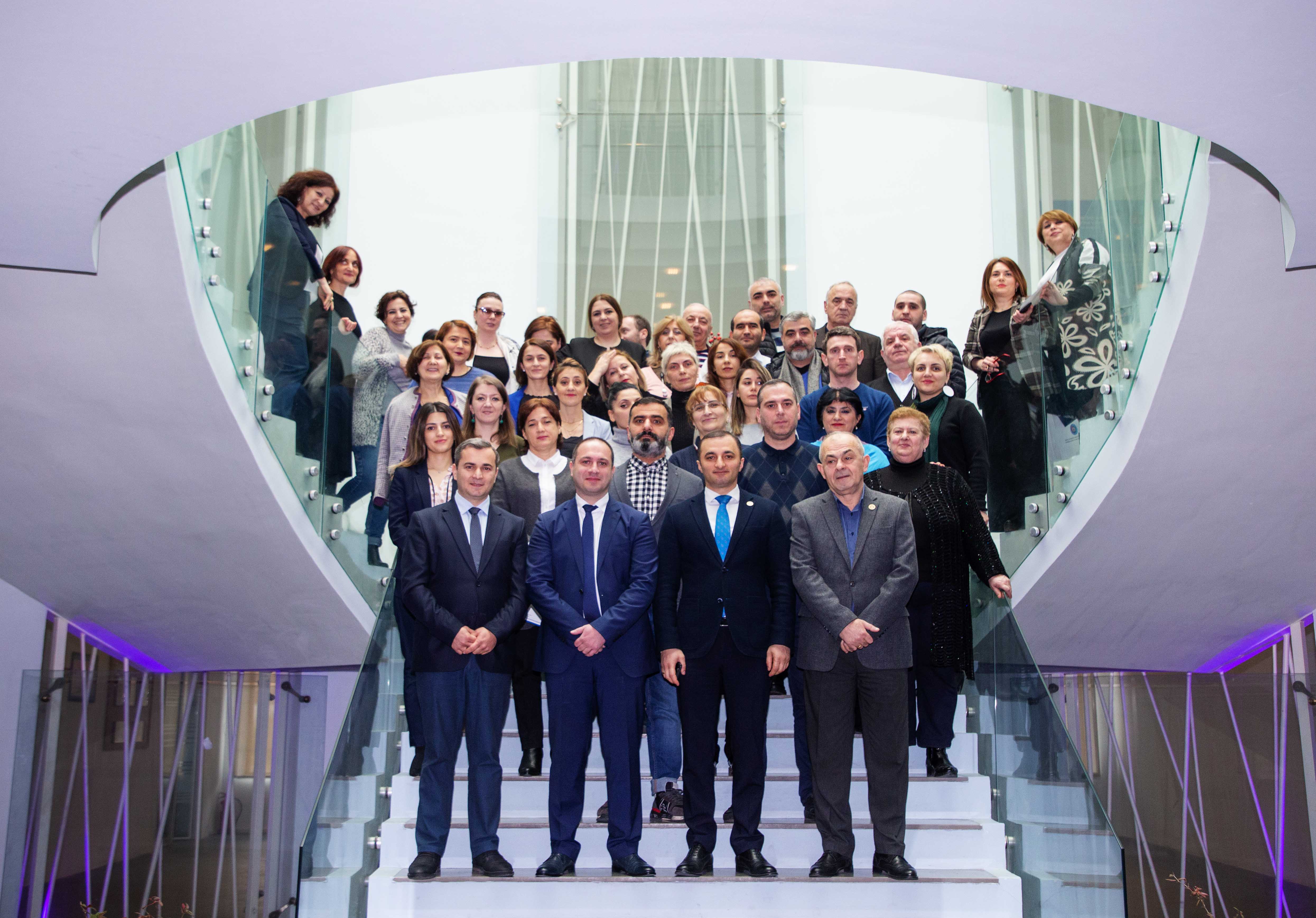 უმაღლესი საბჭოს 16 თანამშრომელს სერტიფიკატი გადაეცა