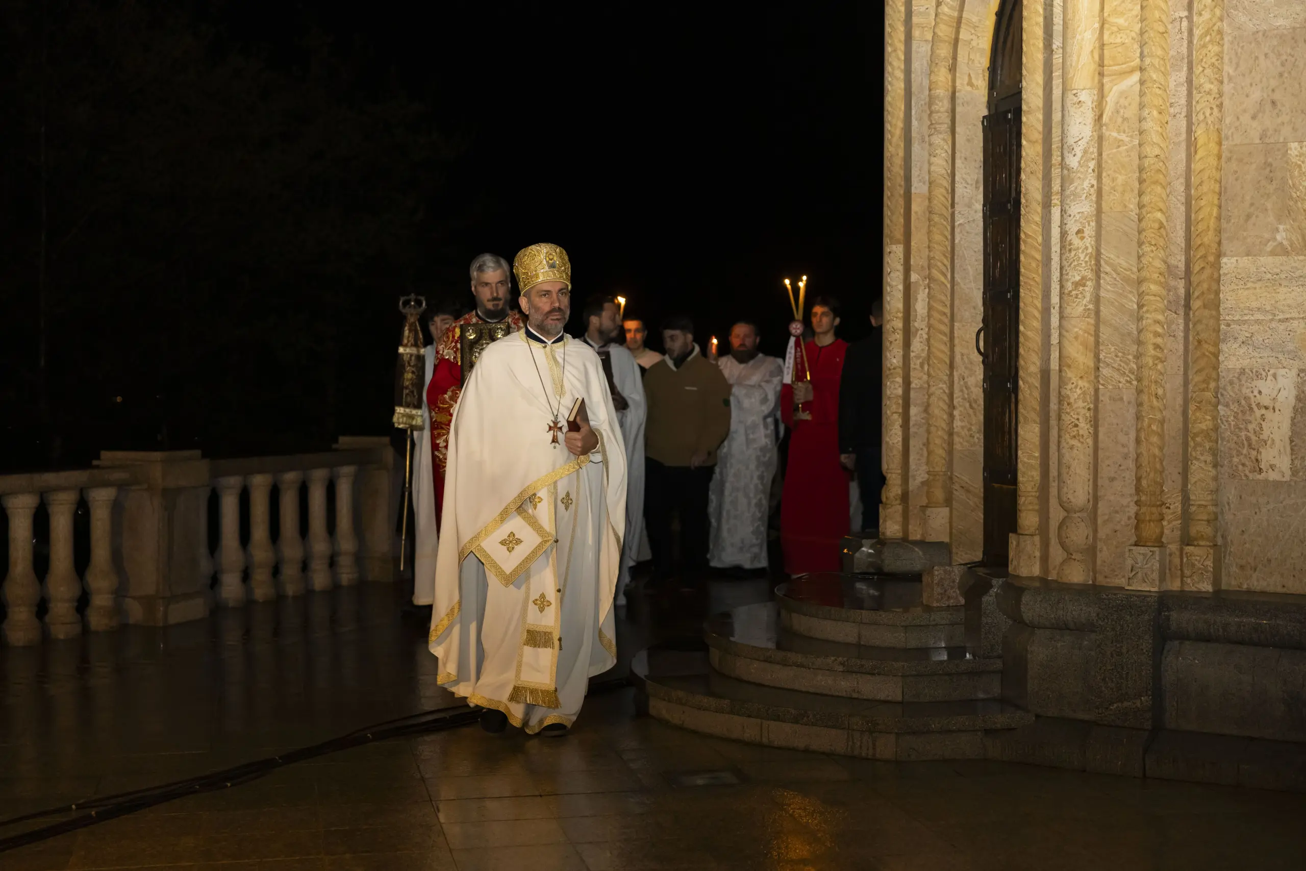 აჭარის უმაღლესი საბჭოსა და მთავრობის თავმჯდომარეები - ცოტნე ანანიძე და სულხან თამაზაშვილი სააღდგომო ლიტურგიას დაესწრნენ