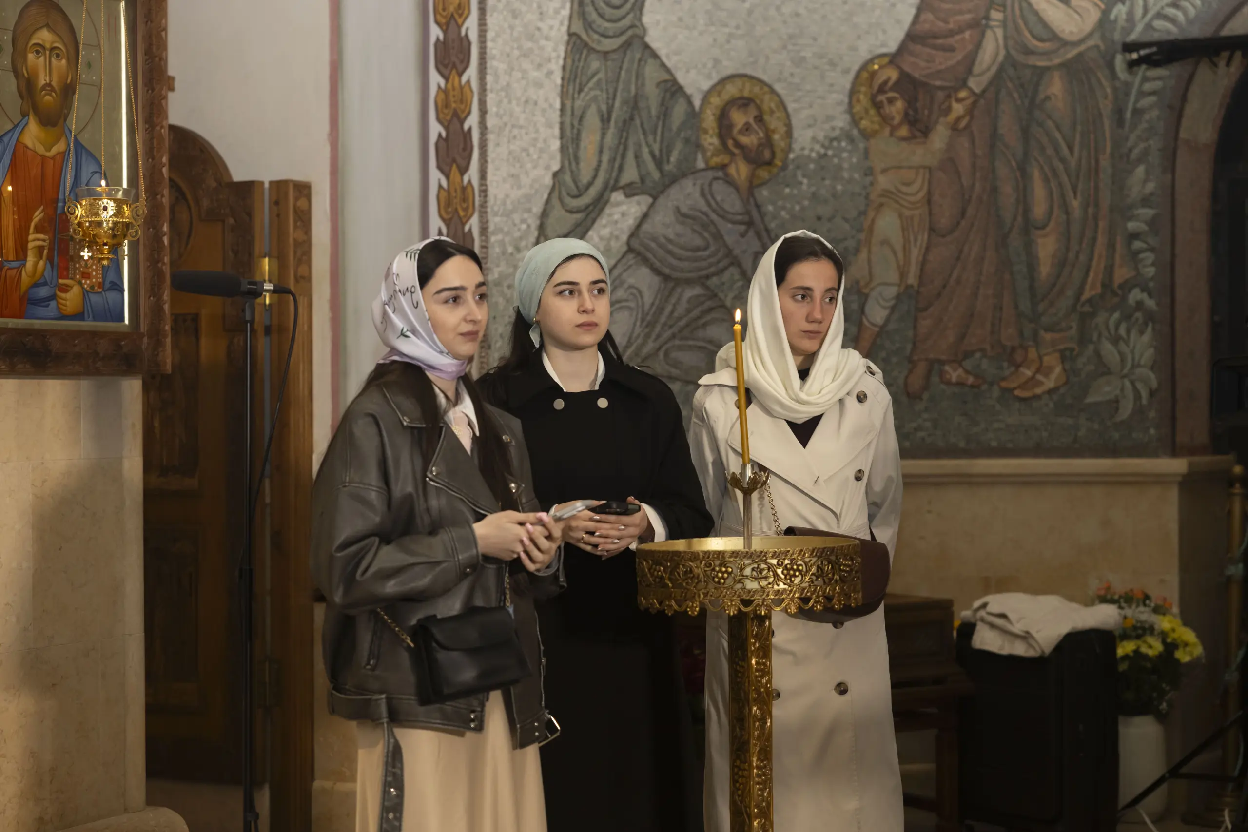 აჭარის უმაღლესი საბჭოსა და მთავრობის თავმჯდომარეები - ცოტნე ანანიძე და სულხან თამაზაშვილი სააღდგომო ლიტურგიას დაესწრნენ