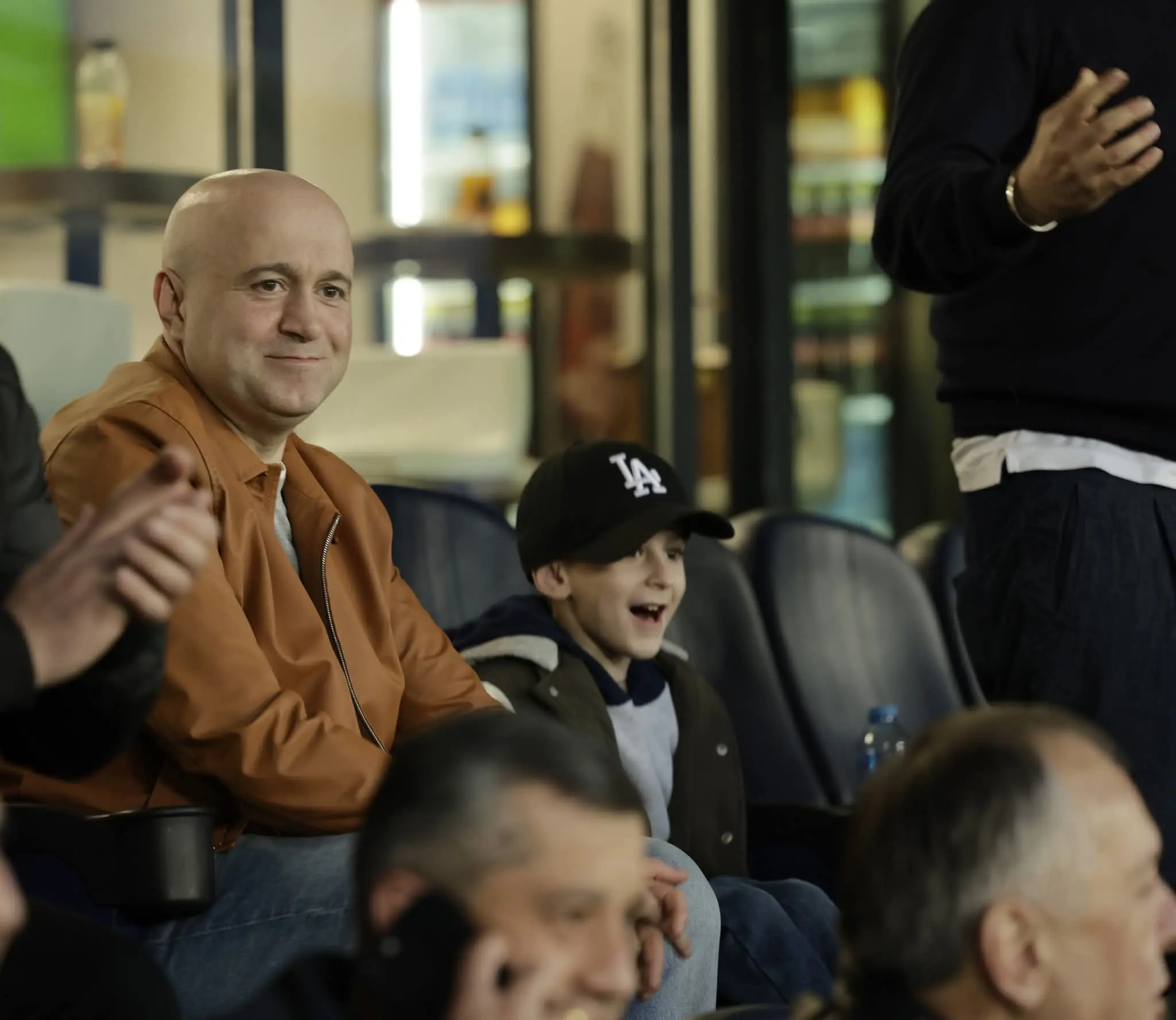 აჭარის უმაღლესი საბჭოსა და მთავრობის თავმჯდომარეები - ცოტნე ანანიძე და სულხან თამაზაშვილი, უმაღლესი საბჭოს წევრებთან ერთად, საფეხბურთო კლუბ „დინამო ბათუმის“ თამაშს დაესწრნენ