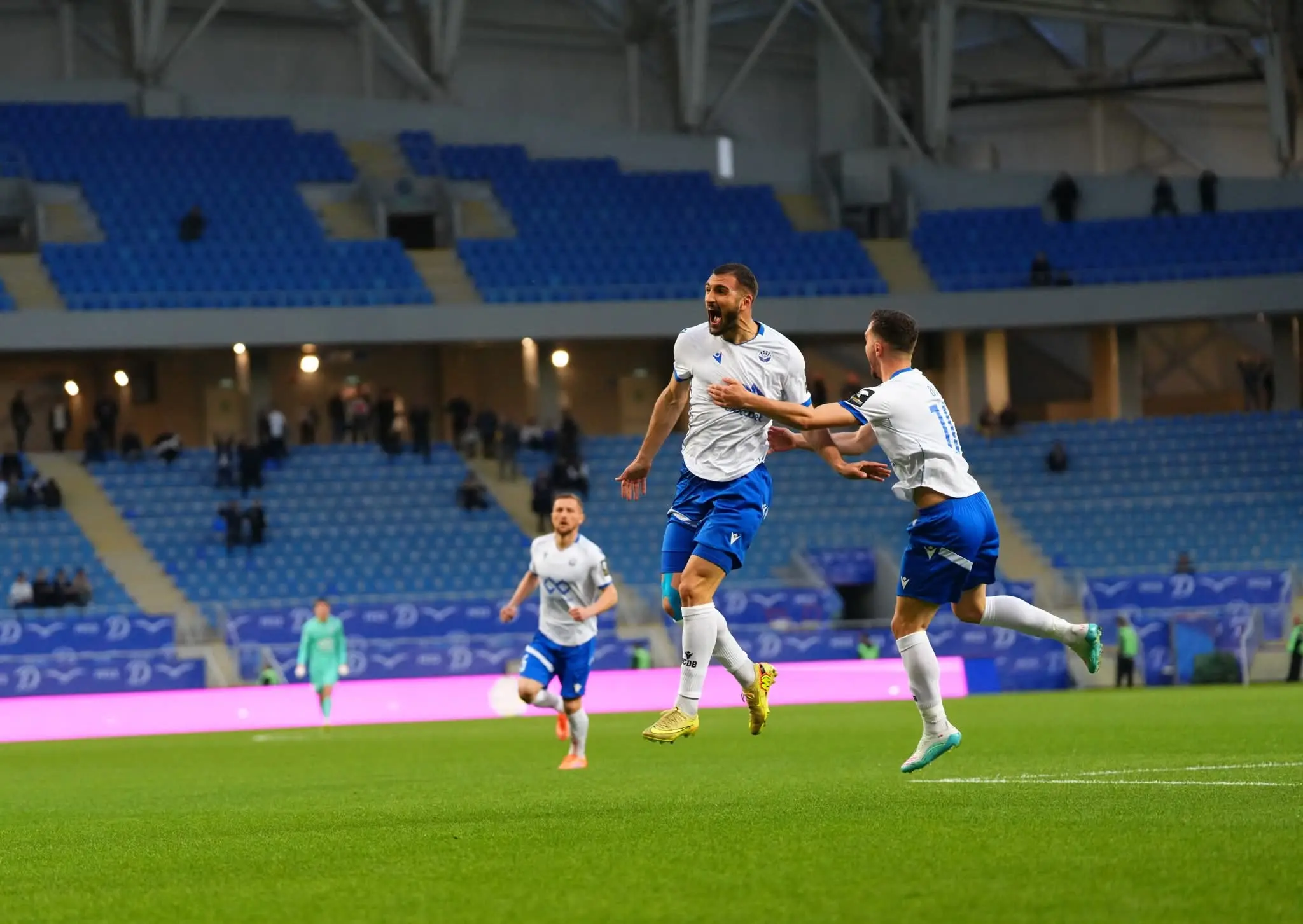 აჭარის უმაღლესი საბჭოსა და მთავრობის თავმჯდომარეები - ცოტნე ანანიძე და სულხან თამაზაშვილი, უმაღლესი საბჭოს წევრებთან ერთად, საფეხბურთო კლუბ „დინამო ბათუმის“ თამაშს დაესწრნენ