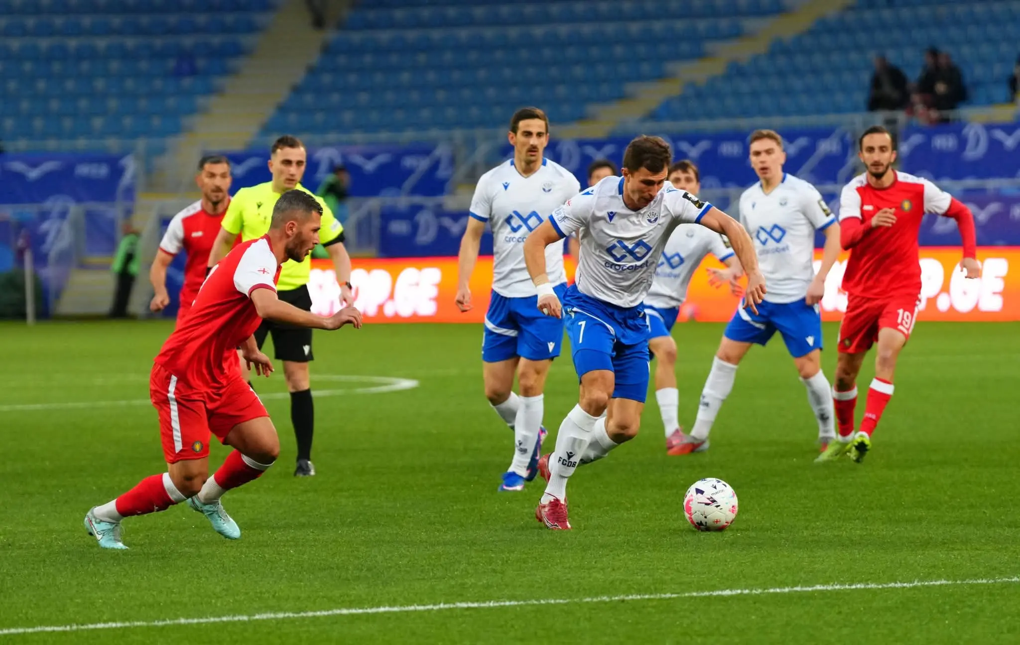 აჭარის უმაღლესი საბჭოსა და მთავრობის თავმჯდომარეები - ცოტნე ანანიძე და სულხან თამაზაშვილი, უმაღლესი საბჭოს წევრებთან ერთად, საფეხბურთო კლუბ „დინამო ბათუმის“ თამაშს დაესწრნენ