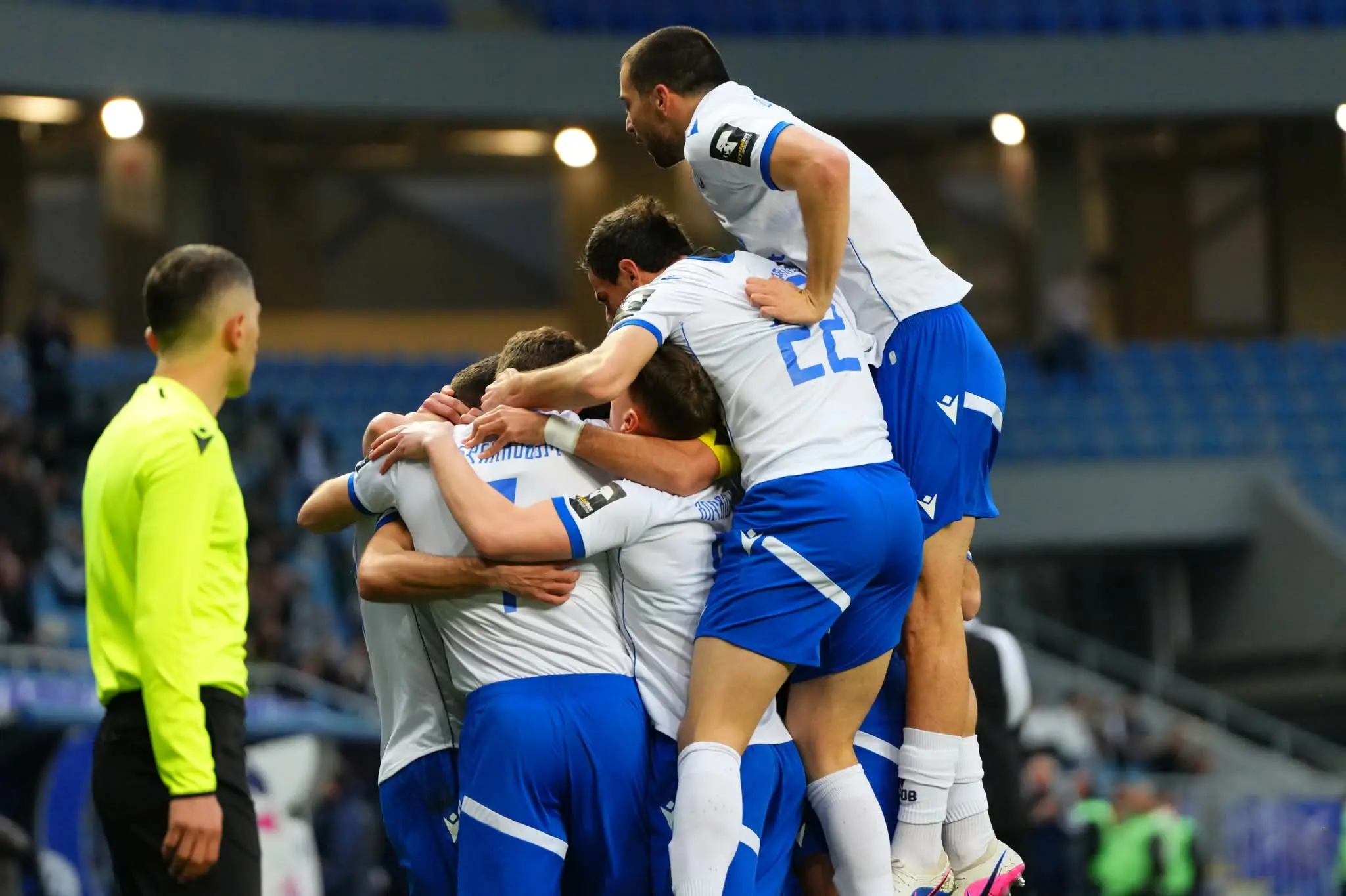 აჭარის უმაღლესი საბჭოსა და მთავრობის თავმჯდომარეები - ცოტნე ანანიძე და სულხან თამაზაშვილი, უმაღლესი საბჭოს წევრებთან ერთად, საფეხბურთო კლუბ „დინამო ბათუმის“ თამაშს დაესწრნენ