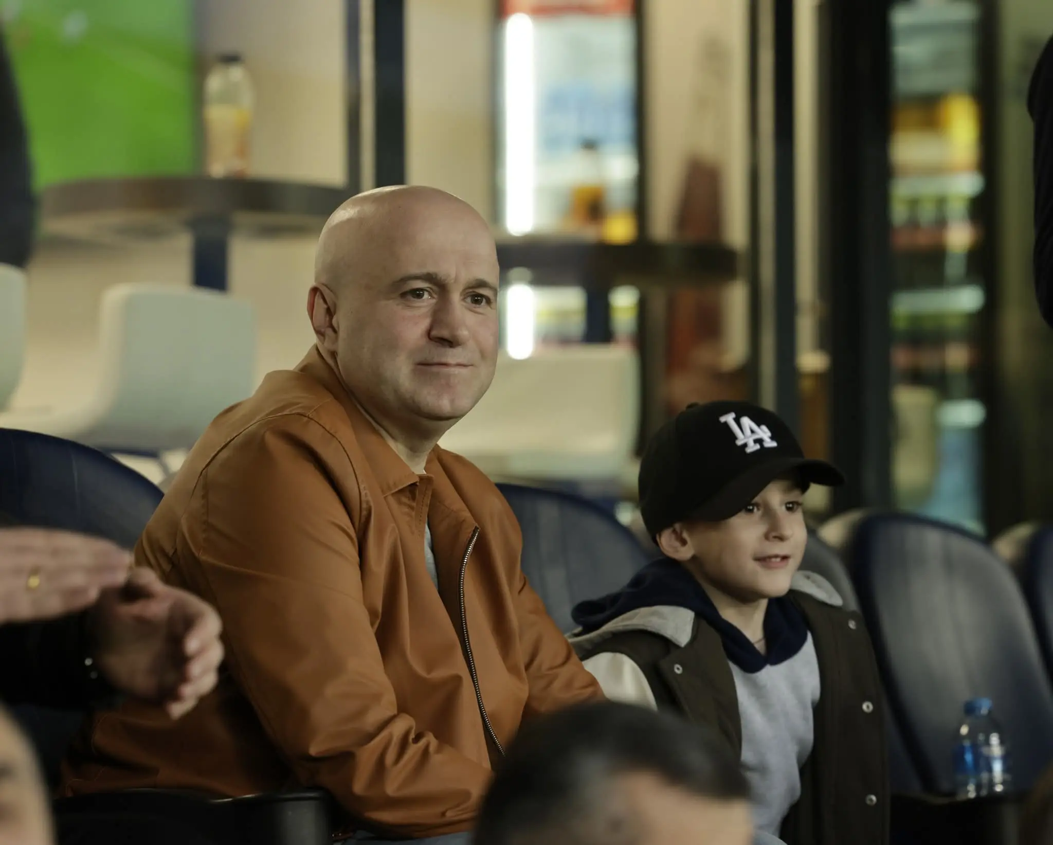 აჭარის უმაღლესი საბჭოსა და მთავრობის თავმჯდომარეები - ცოტნე ანანიძე და სულხან თამაზაშვილი, უმაღლესი საბჭოს წევრებთან ერთად, საფეხბურთო კლუბ „დინამო ბათუმის“ თამაშს დაესწრნენ