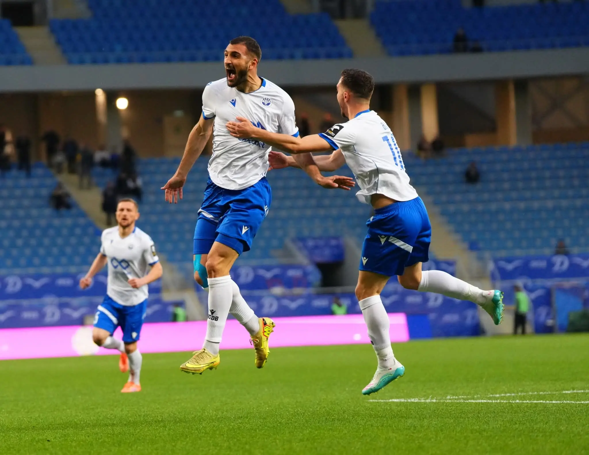 აჭარის უმაღლესი საბჭოსა და მთავრობის თავმჯდომარეები - ცოტნე ანანიძე და სულხან თამაზაშვილი, უმაღლესი საბჭოს წევრებთან ერთად, საფეხბურთო კლუბ „დინამო ბათუმის“ თამაშს დაესწრნენ