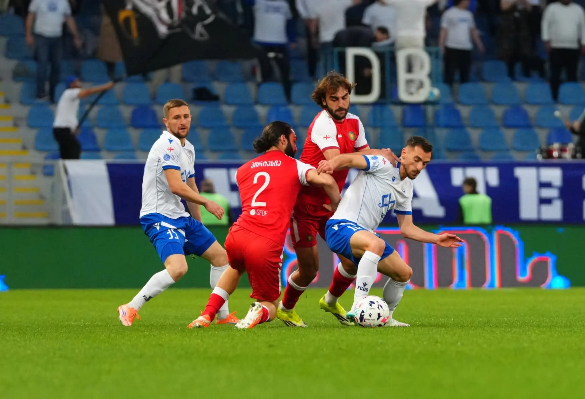 აჭარის უმაღლესი საბჭოსა და მთავრობის თავმჯდომარეები - ცოტნე ანანიძე და სულხან თამაზაშვილი, უმაღლესი საბჭოს წევრებთან ერთად, საფეხბურთო კლუბ „დინამო ბათუმის“ თამაშს დაესწრნენ