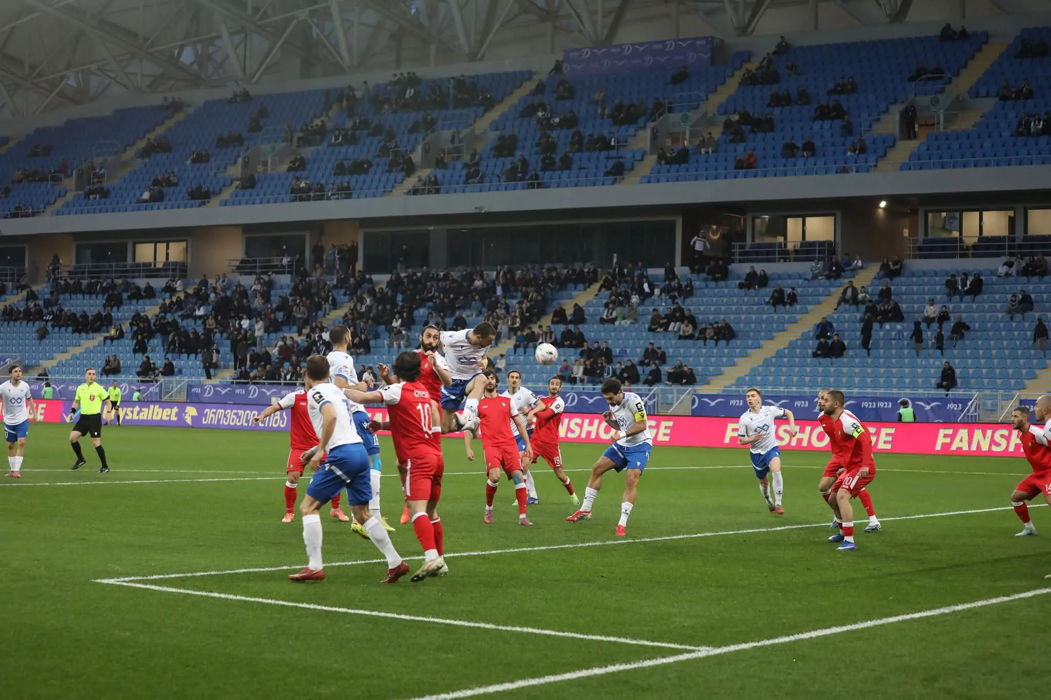აჭარის უმაღლესი საბჭოსა და მთავრობის თავმჯდომარეები - ცოტნე ანანიძე და სულხან თამაზაშვილი, უმაღლესი საბჭოს წევრებთან ერთად, საფეხბურთო კლუბ „დინამო ბათუმის“ თამაშს დაესწრნენ