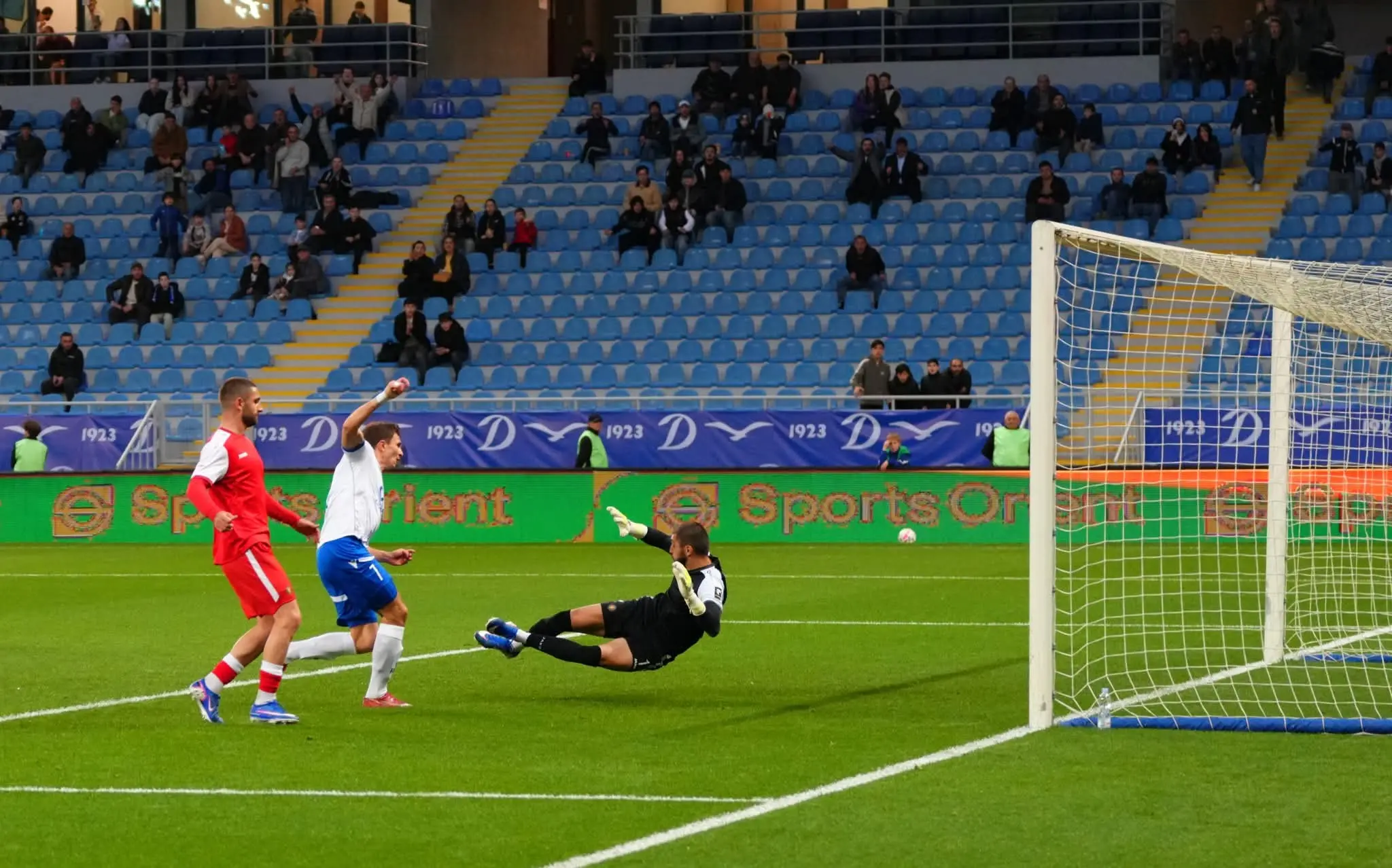 აჭარის უმაღლესი საბჭოსა და მთავრობის თავმჯდომარეები - ცოტნე ანანიძე და სულხან თამაზაშვილი, უმაღლესი საბჭოს წევრებთან ერთად, საფეხბურთო კლუბ „დინამო ბათუმის“ თამაშს დაესწრნენ