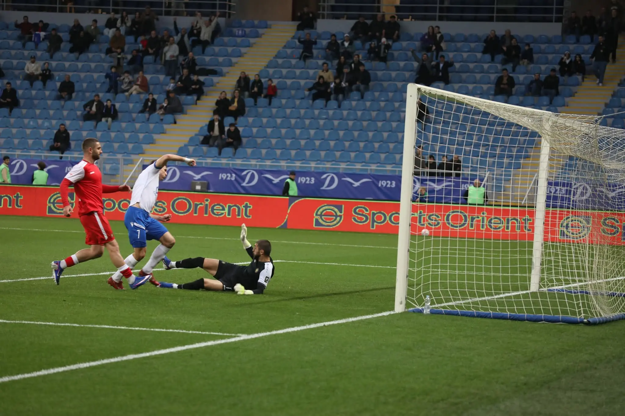 აჭარის უმაღლესი საბჭოსა და მთავრობის თავმჯდომარეები - ცოტნე ანანიძე და სულხან თამაზაშვილი, უმაღლესი საბჭოს წევრებთან ერთად, საფეხბურთო კლუბ „დინამო ბათუმის“ თამაშს დაესწრნენ