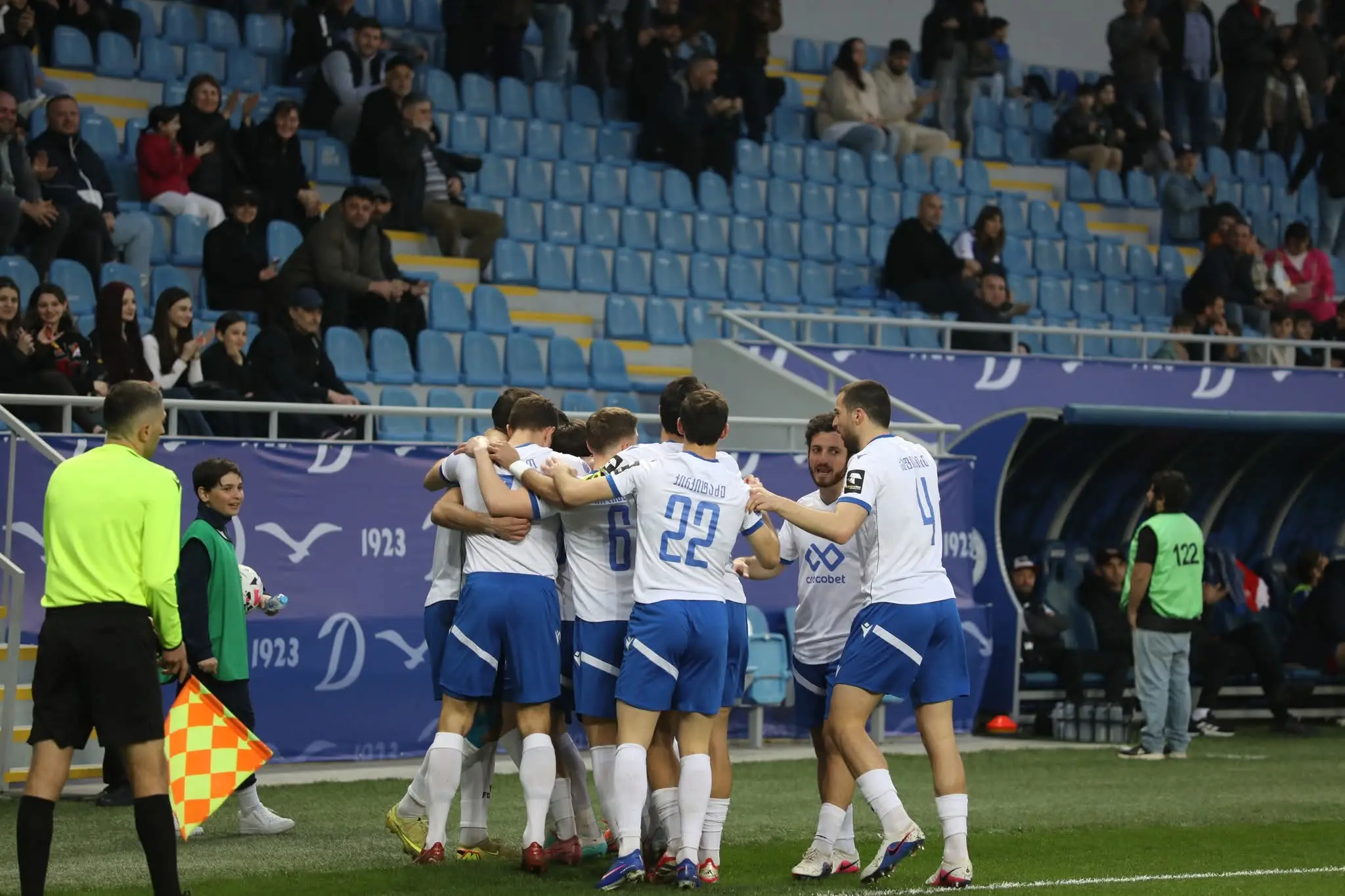 აჭარის უმაღლესი საბჭოსა და მთავრობის თავმჯდომარეები - ცოტნე ანანიძე და სულხან თამაზაშვილი, უმაღლესი საბჭოს წევრებთან ერთად, საფეხბურთო კლუბ „დინამო ბათუმის“ თამაშს დაესწრნენ