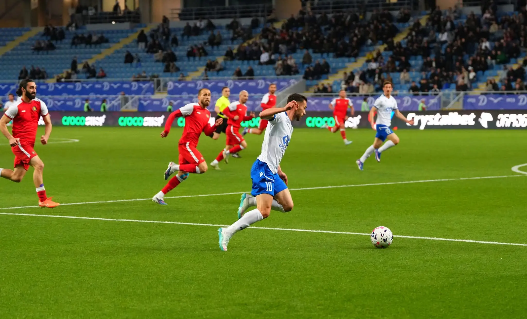 აჭარის უმაღლესი საბჭოსა და მთავრობის თავმჯდომარეები - ცოტნე ანანიძე და სულხან თამაზაშვილი, უმაღლესი საბჭოს წევრებთან ერთად, საფეხბურთო კლუბ „დინამო ბათუმის“ თამაშს დაესწრნენ