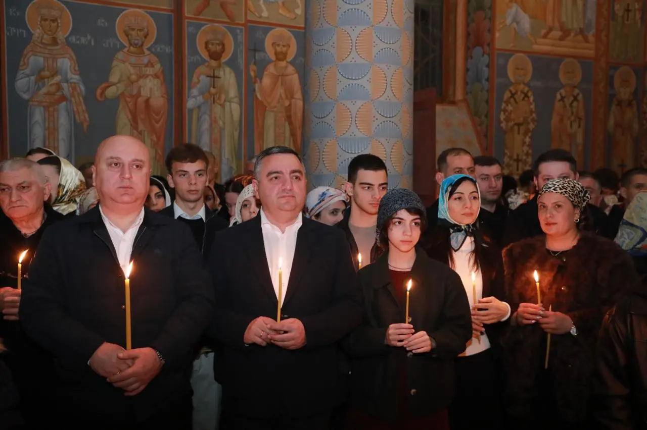 აჭარის უმაღლესი საბჭოსა და მთავრობის თავმჯდომარეები - ცოტნე ანანიძე და სულხან თამაზაშვილი სააღდგომო ლიტურგიას დაესწრნენ