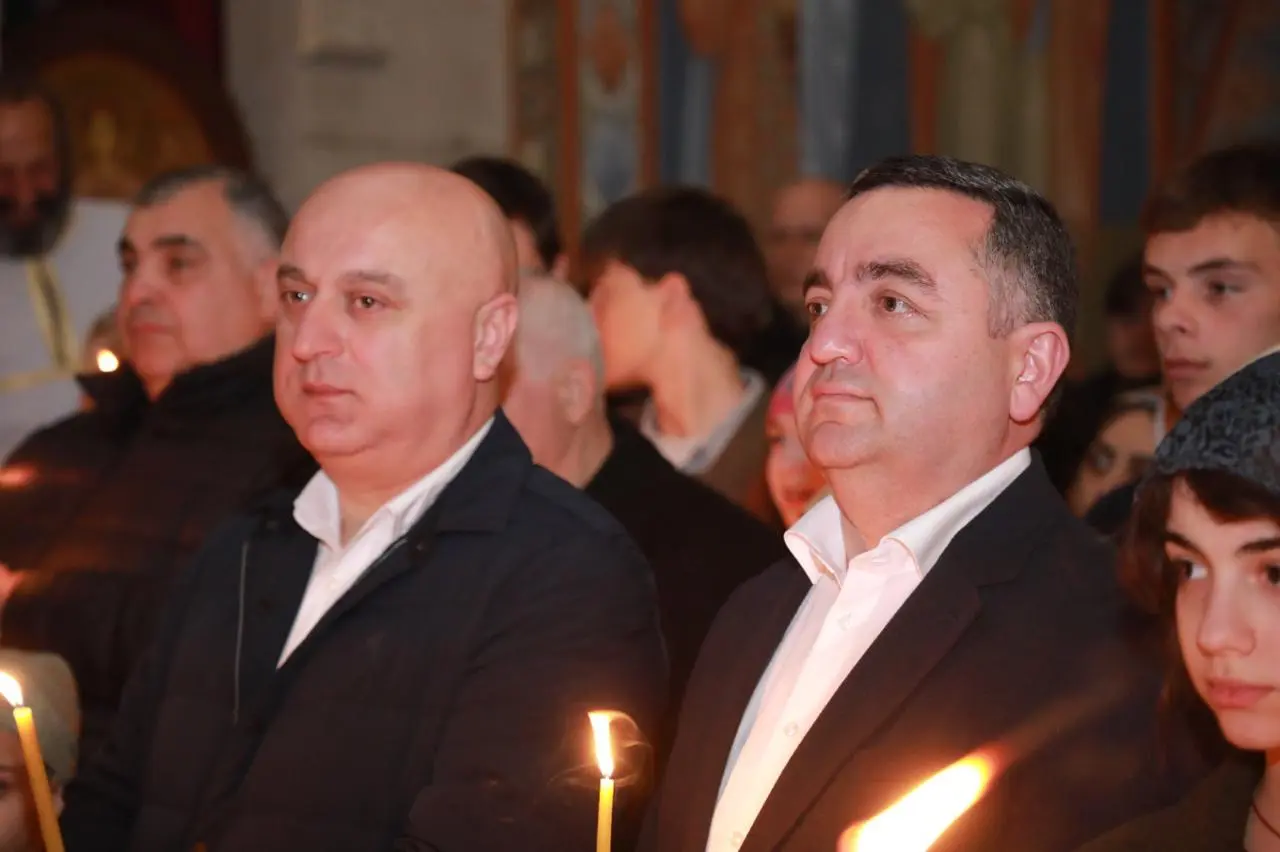 აჭარის უმაღლესი საბჭოსა და მთავრობის თავმჯდომარეები - ცოტნე ანანიძე და სულხან თამაზაშვილი სააღდგომო ლიტურგიას დაესწრნენ