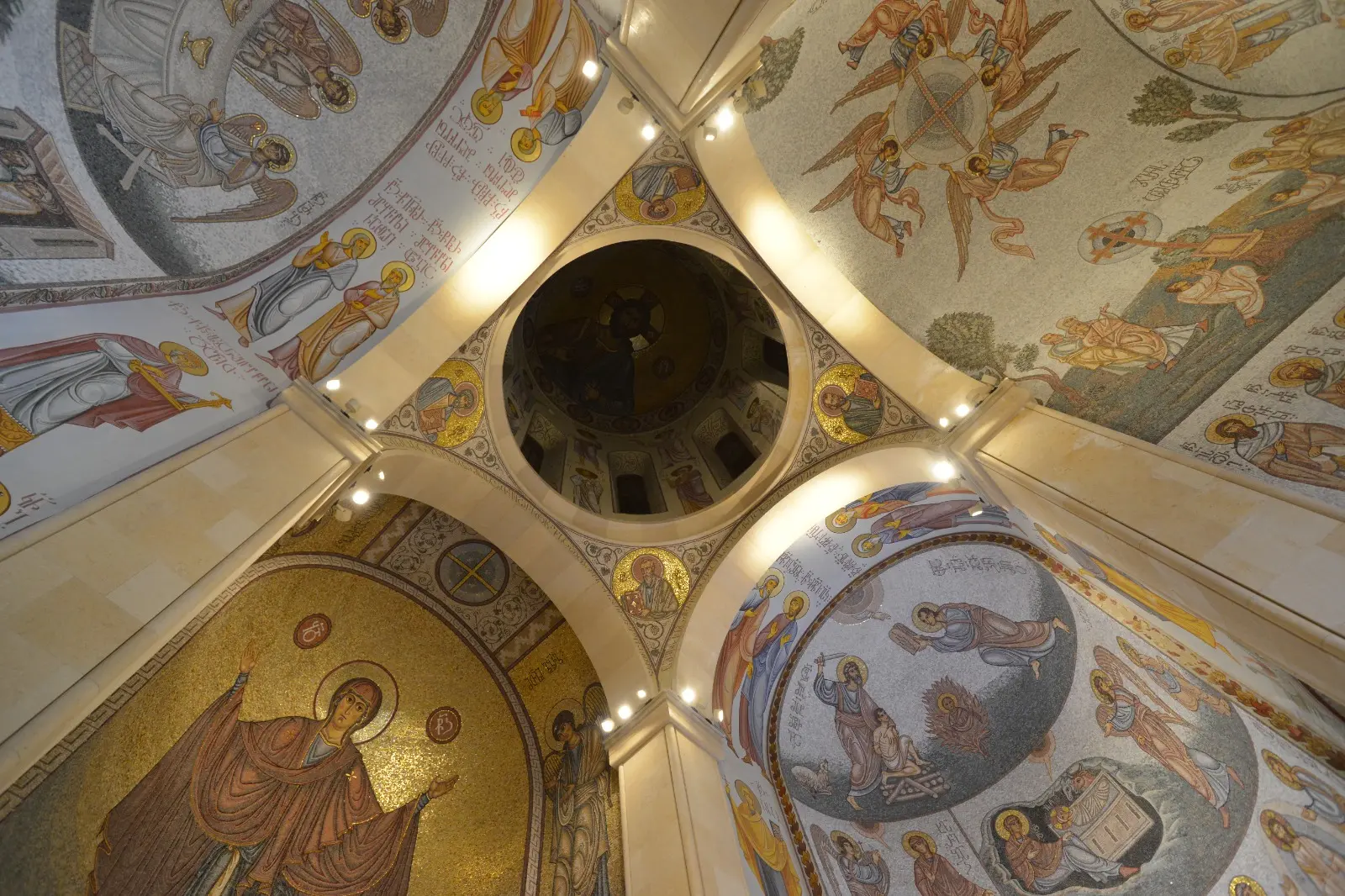 აჭარის უმაღლესი საბჭოსა და მთავრობის თავმჯდომარეები - ცოტნე ანანიძე და სულხან თამაზაშვილი სააღდგომო ლიტურგიას დაესწრნენ